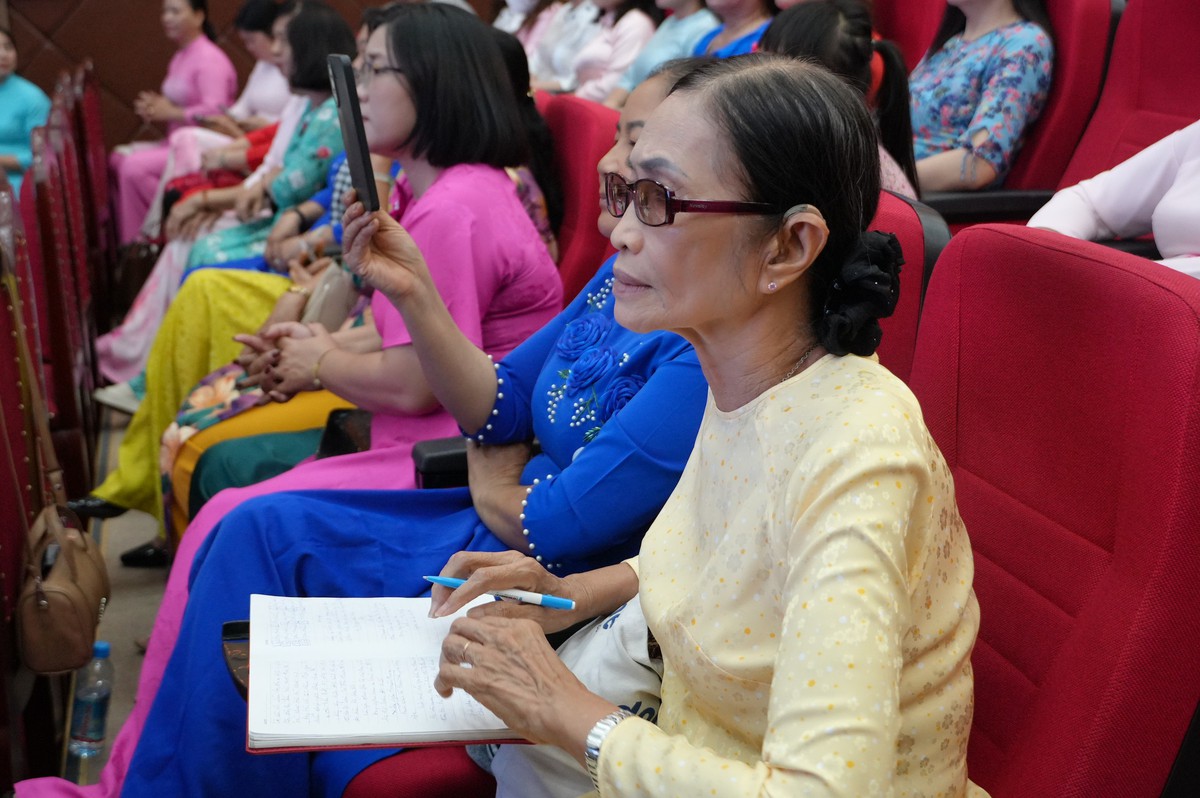 TPHCM: Hơn 300 phụ nữ phường Tân Đông Hiệp rèn luyện phong thái tự tin chào mừng Đại hội- Ảnh 6.