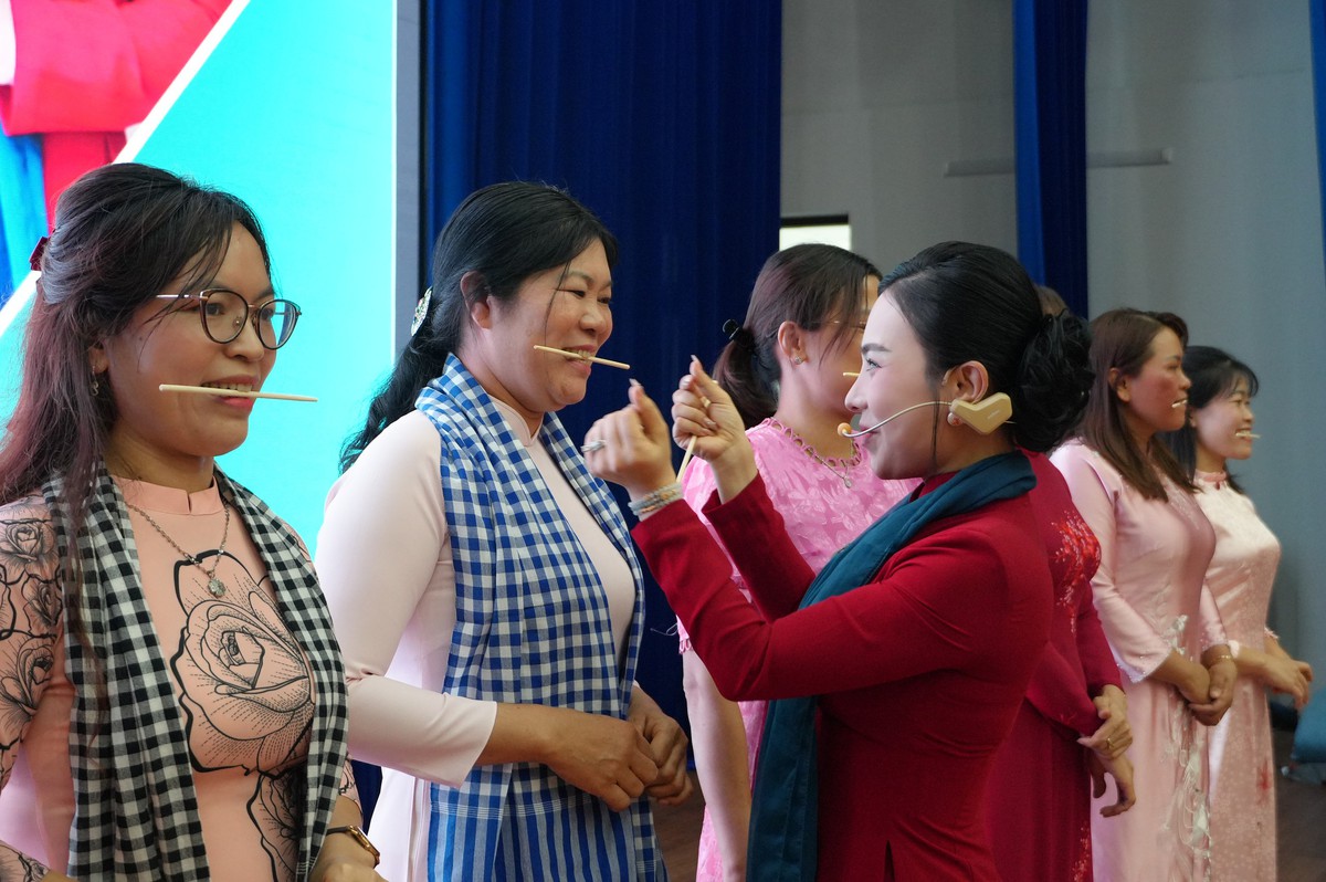 TPHCM: Hơn 300 phụ nữ phường Tân Đông Hiệp rèn luyện phong thái tự tin chào mừng Đại hội- Ảnh 11.