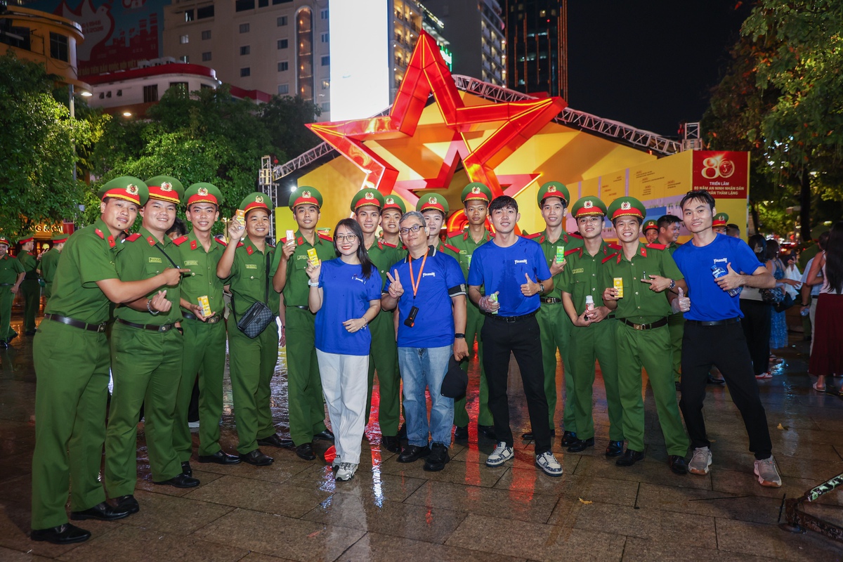Vinamilk mang đến những trạm năng lượng giữa Gala “Tổ quốc bình yên”- Ảnh 1. Vinamilk mang đến những trạm năng lượng giữa Gala “Tổ quốc bình yên”- Ảnh 1.