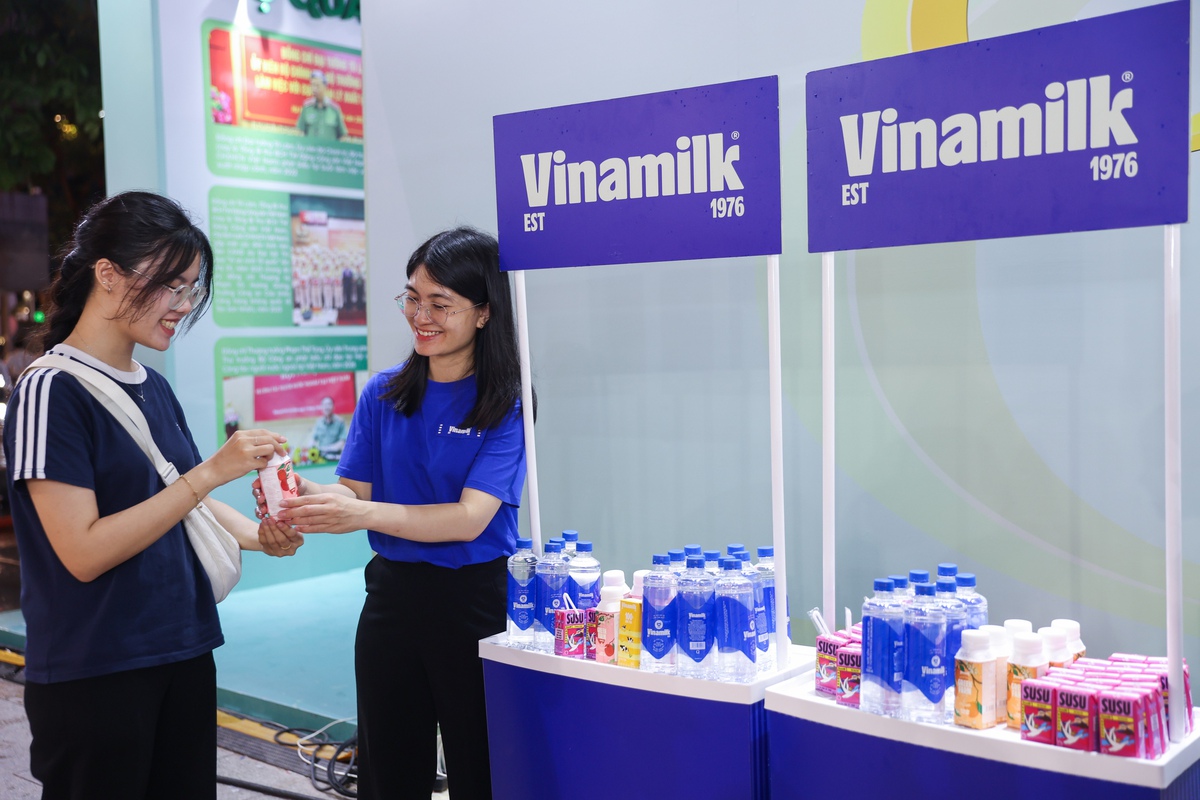 Vinamilk mang đến những trạm năng lượng giữa Gala “Tổ quốc bình yên”- Ảnh 11. Vinamilk mang đến những trạm năng lượng giữa Gala “Tổ quốc bình yên”- Ảnh 11.