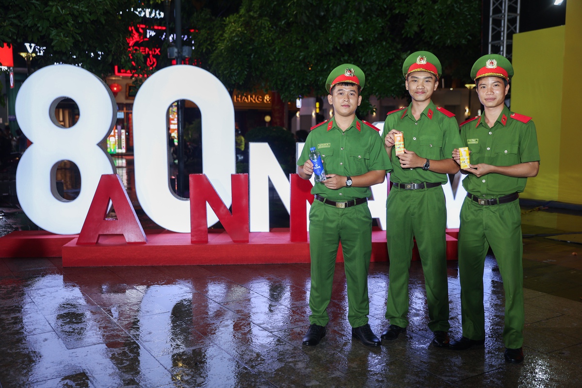 Vinamilk mang đến những trạm năng lượng giữa Gala “Tổ quốc bình yên”- Ảnh 9. Vinamilk mang đến những trạm năng lượng giữa Gala “Tổ quốc bình yên”- Ảnh 9.
