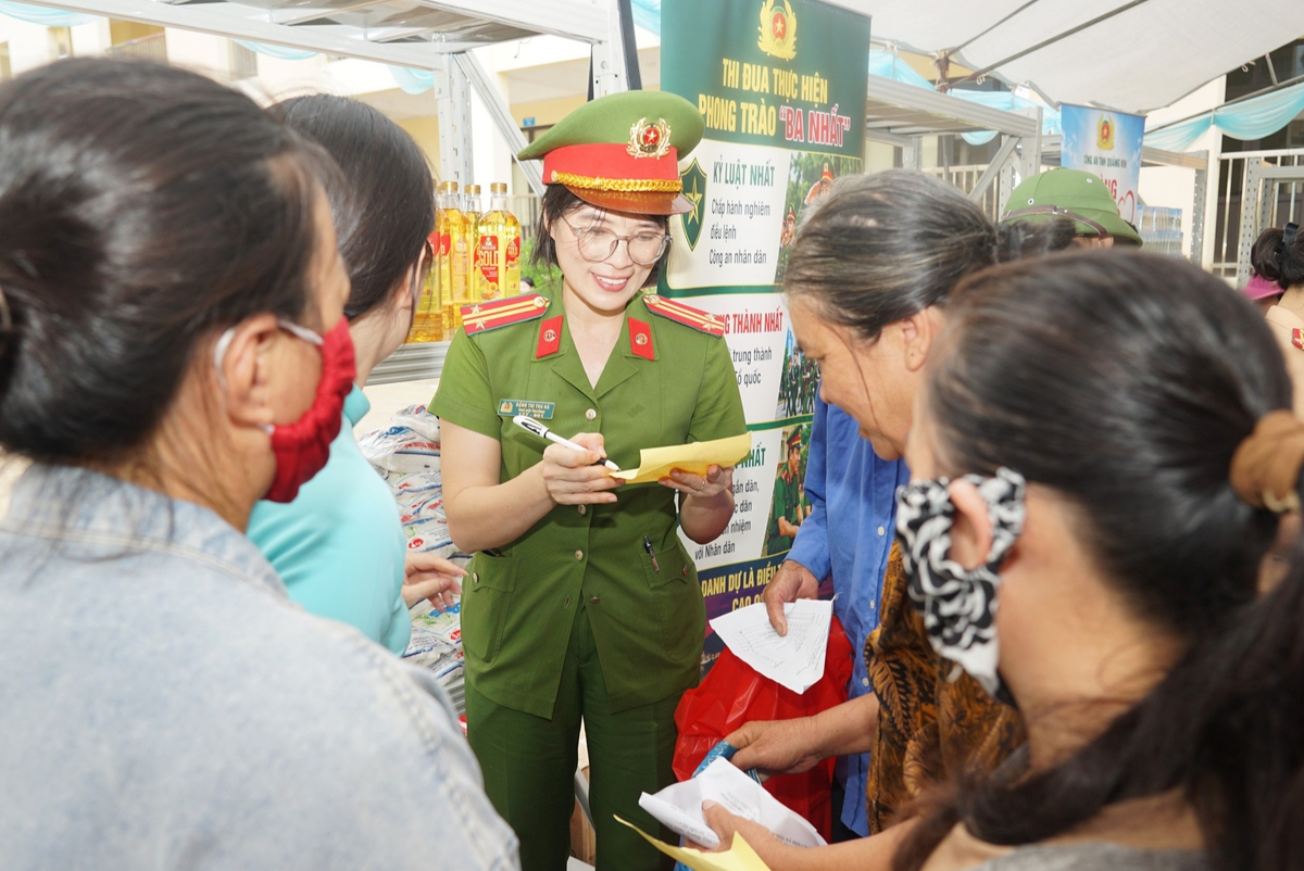 Người dân xã đảo tiền tiêu ấm lòng với “Gian hàng 0 đồng - Vì bình yên Đất Mỏ” - Ảnh 3.