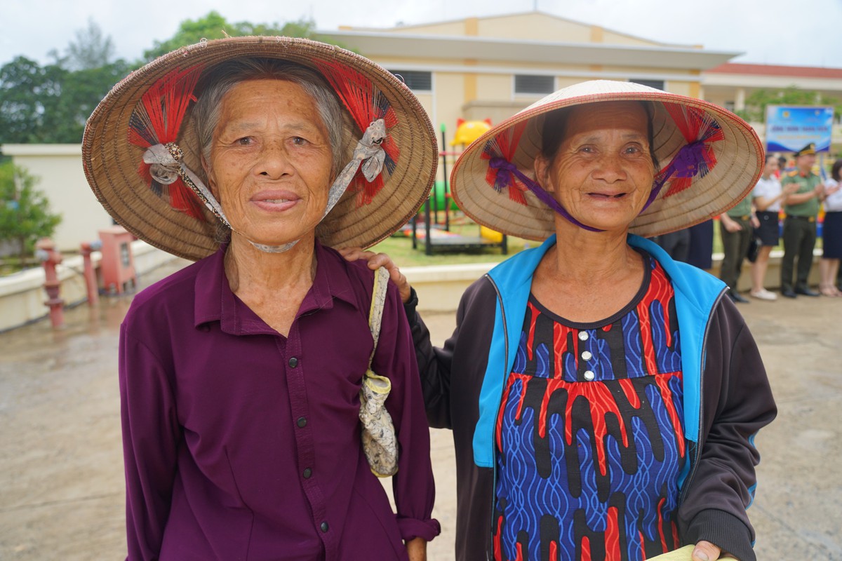 Người dân xã đảo tiền tiêu ấm lòng với “Gian hàng 0 đồng - Vì bình yên Đất Mỏ” - Ảnh 4.