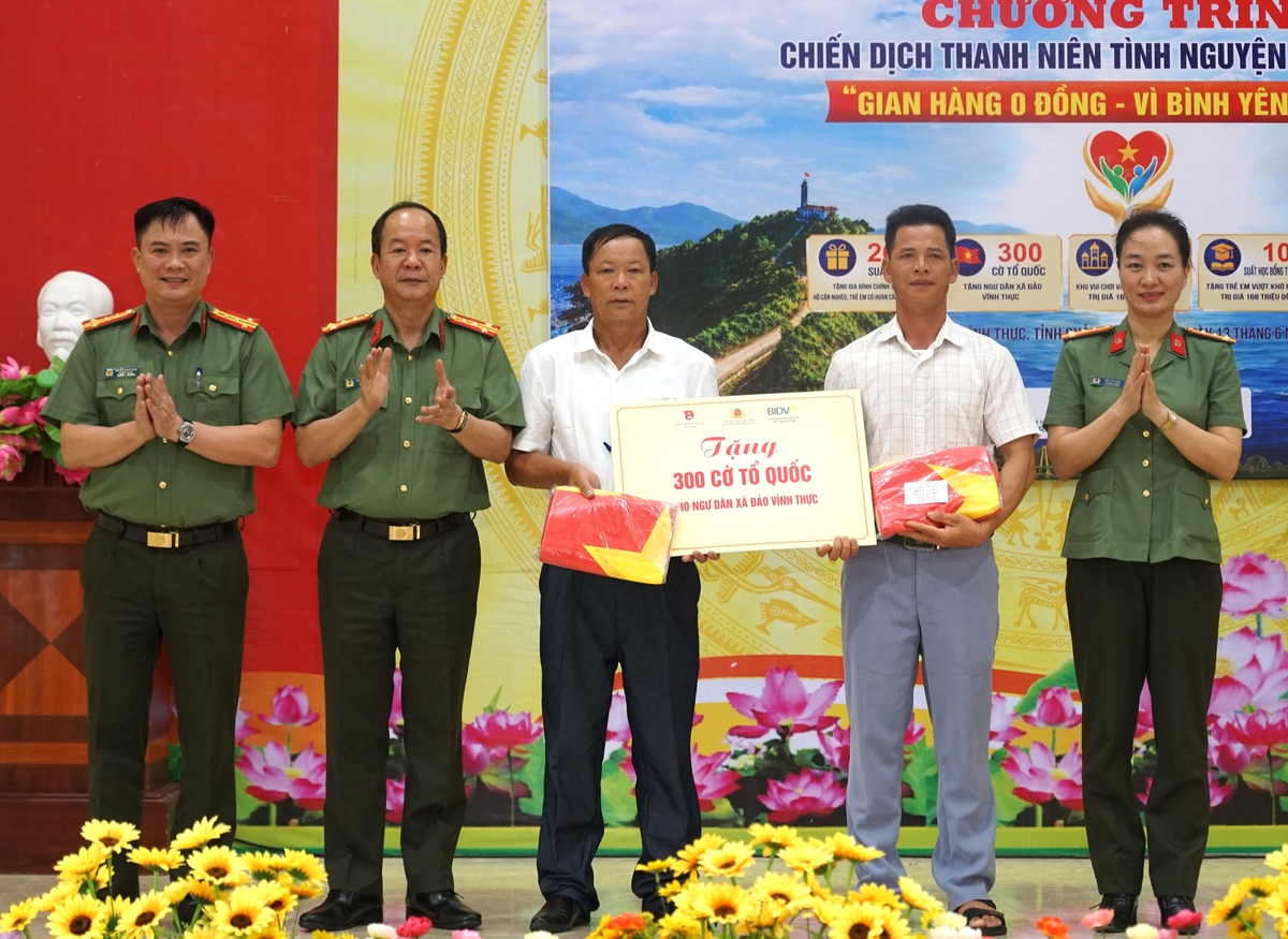 Người dân xã đảo tiền tiêu ấm lòng với “Gian hàng 0 đồng - Vì bình yên Đất Mỏ” - Ảnh 1.