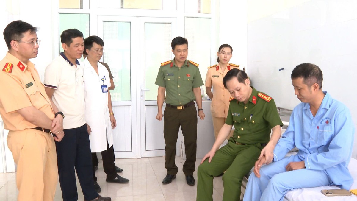 CSGT bị kéo lê gần 300m khi yêu cầu tài xế ô tô đo nồng độ cồn - Ảnh 1.