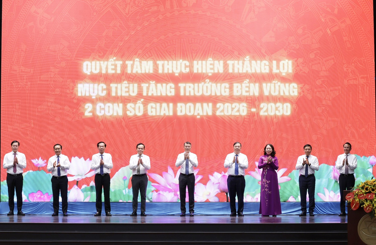 Thủ tướng: Thi đua phải trở thành động lực hành động cho mục tiêu tăng trưởng hai con số - Ảnh 2.