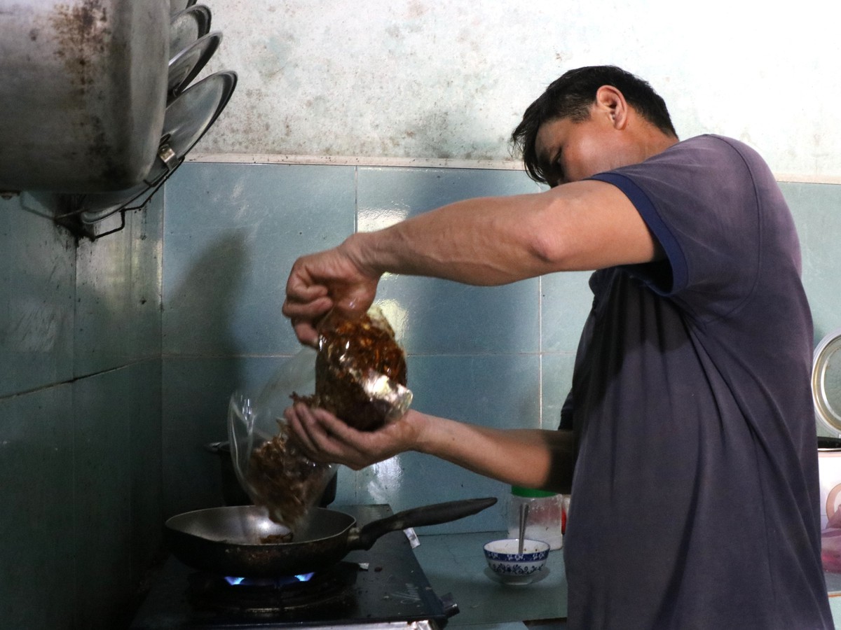 "Gà trống nuôi con": Gánh cả yêu thương còn thiếu - Ảnh 1.