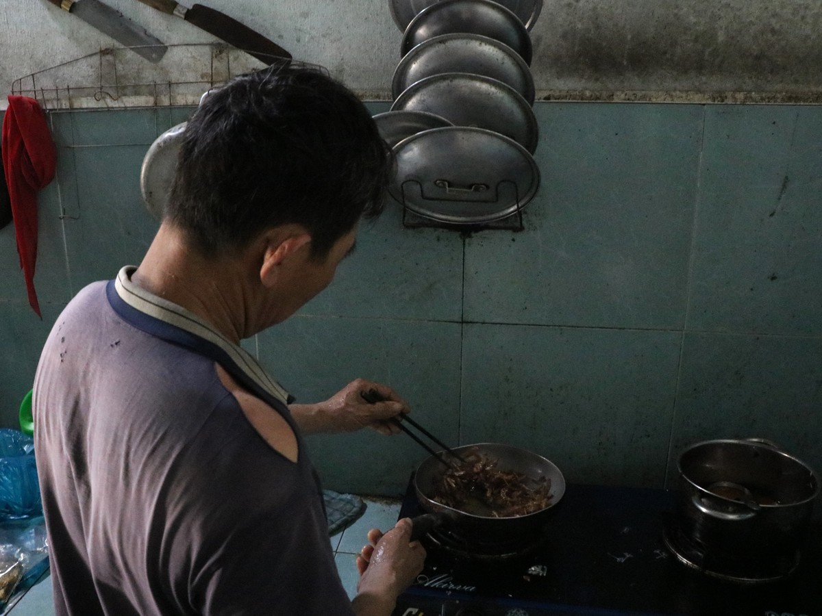 "Gà trống nuôi con": Gánh cả yêu thương còn thiếu - Ảnh 2.