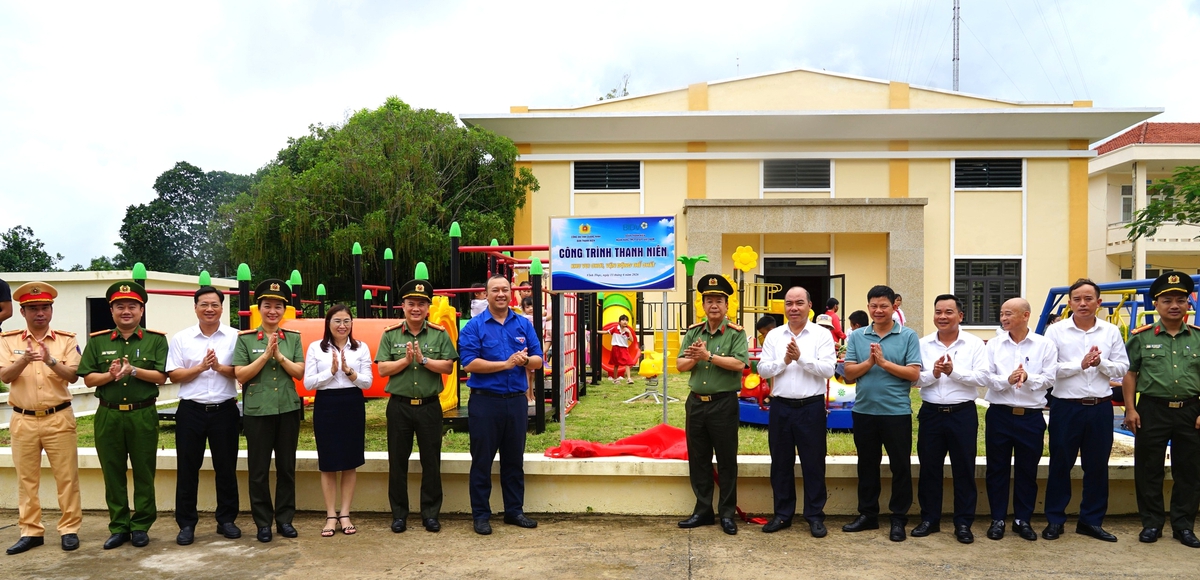 Tiếp thêm động lực cho người dân đất Mỏ nơi đầu sóng  - Ảnh 1.
