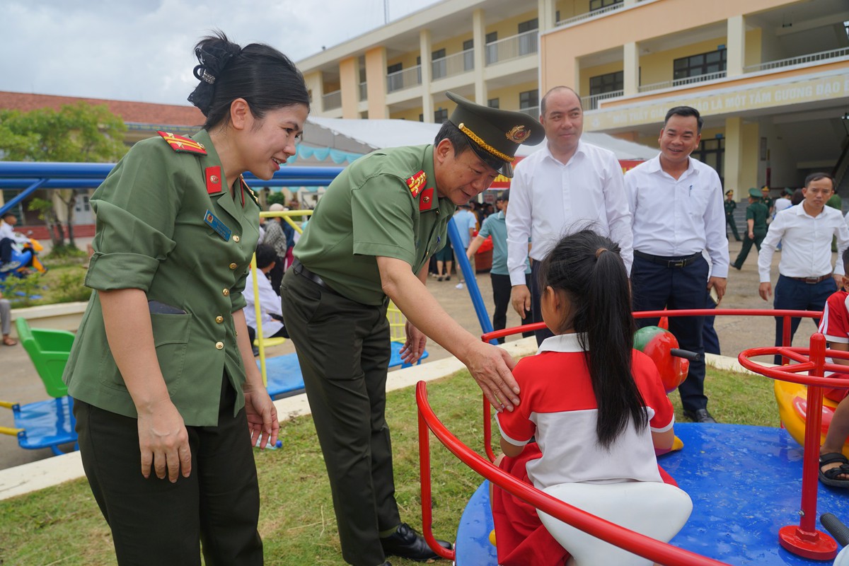 Tiếp thêm động lực cho người dân đất Mỏ nơi đầu sóng  - Ảnh 2.