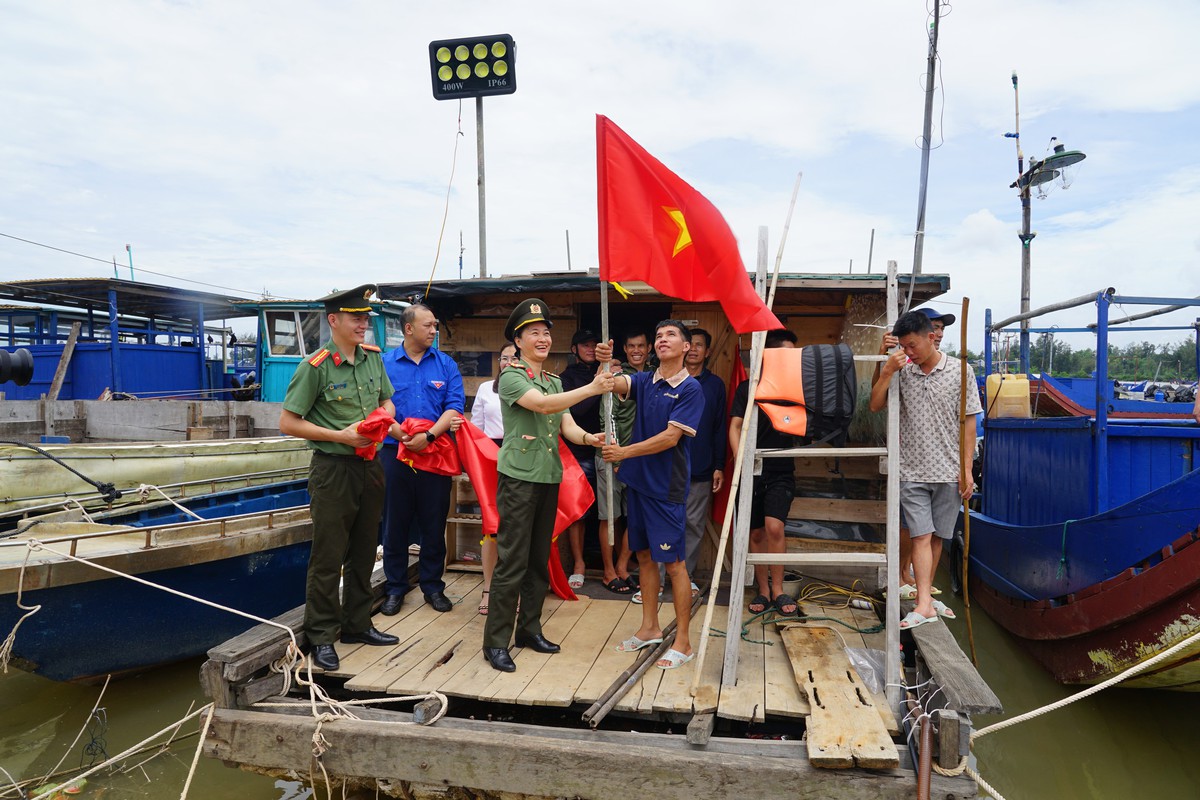 Tiếp thêm động lực cho người dân đất Mỏ nơi đầu sóng  - Ảnh 4.