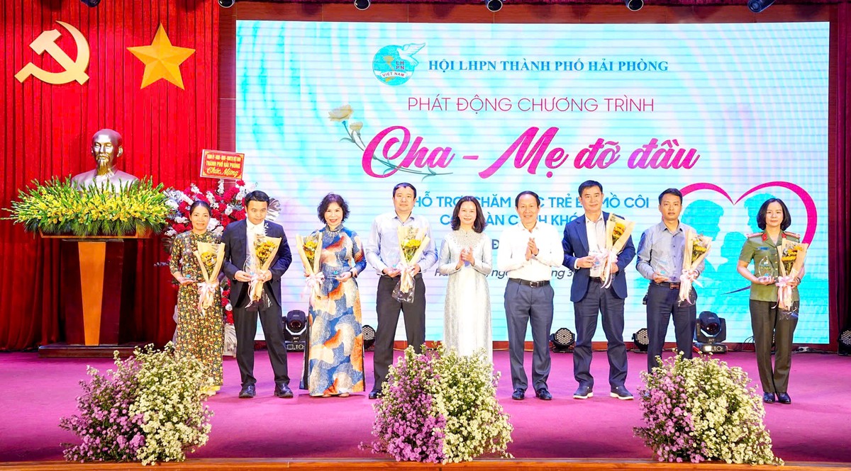 Mô hình "Cha - Mẹ đỡ đầu" tại Hải Phòng: Dang rộng vòng tay yêu thương tới những trẻ em mồ côi- Ảnh 1. Mô hình "Cha - Mẹ đỡ đầu" tại Hải Phòng: Dang rộng vòng tay yêu thương tới những trẻ em mồ côi- Ảnh 1.