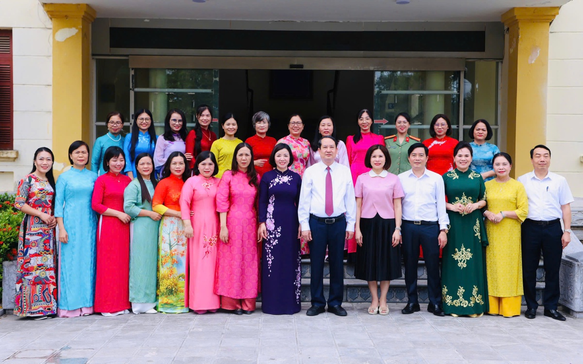 Ninh Bình gặp mặt đoàn đại biểu tham dự Đại hội Phụ nữ toàn quốc XIV - Ảnh 4.