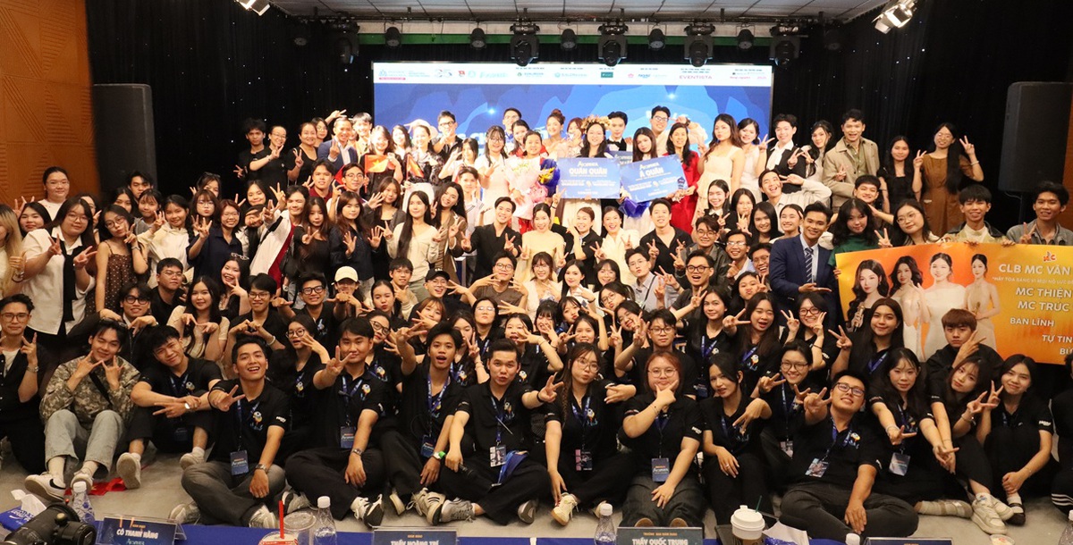 Nữ sinh trường Đại học Kinh tế - Tài chính TP.HCM giành ngôi Quán quân cuộc thi người dẫn chương trình tài năng - Ảnh 1.