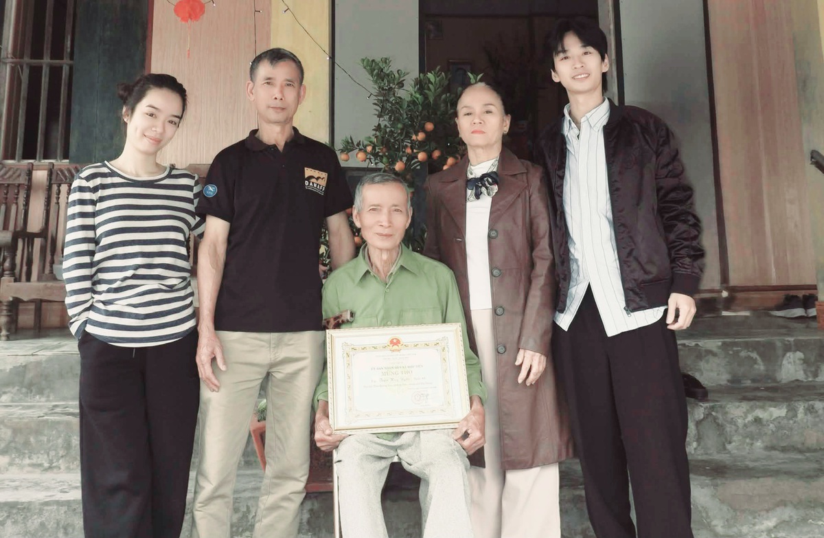 Diễn viên Trần Nghĩa: Khi trưởng thành là hành trình học cách yêu thương cha mẹ nhiều hơn - Ảnh 3.