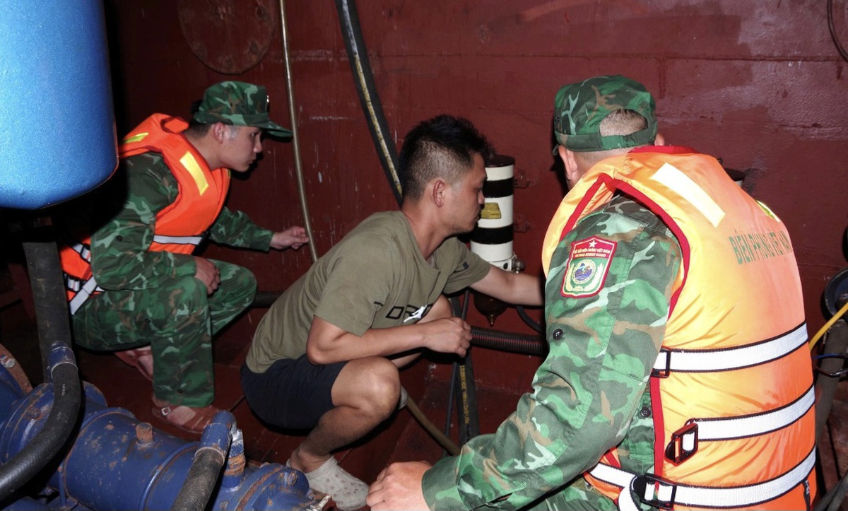 Bộ đội Biên phòng Hải Phòng bắt đối tượng vận chuyển trái phép lượng lớn ngoại tệ- Ảnh 1. Bộ đội Biên phòng Hải Phòng bắt đối tượng vận chuyển trái phép lượng lớn ngoại tệ- Ảnh 1.