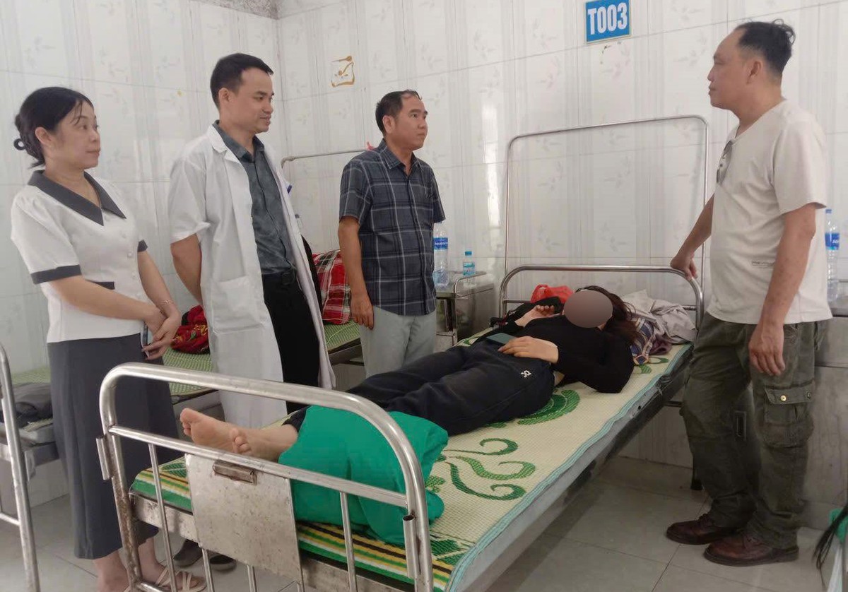 Kinh hoàng đá lở xuống đường, lăn vào nhà dân ở Cao Bằng- Ảnh 3.