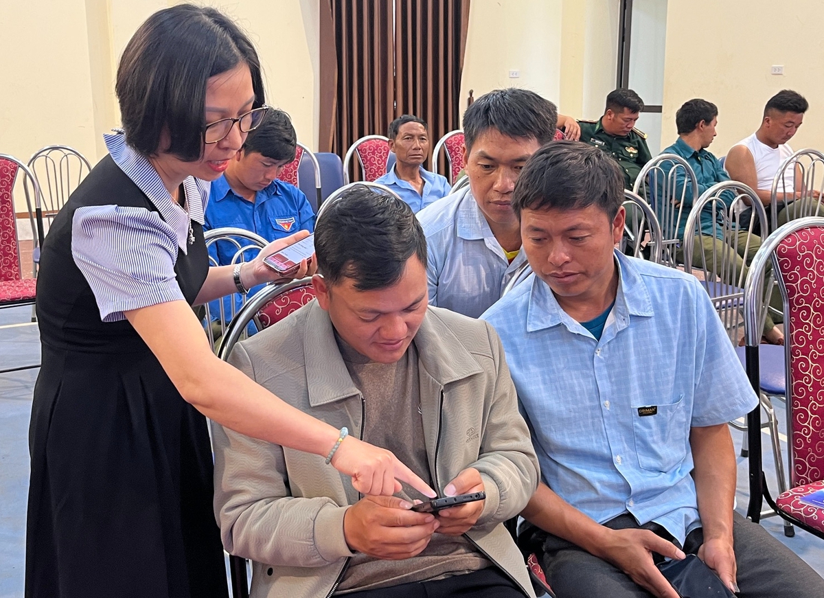 Lào Cai: Người dân biên giới học kỹ năng số và kiến thức pháp luật qua sân khấu hóa- Ảnh 1. Lào Cai: Người dân biên giới học kỹ năng số và kiến thức pháp luật qua sân khấu hóa- Ảnh 1.