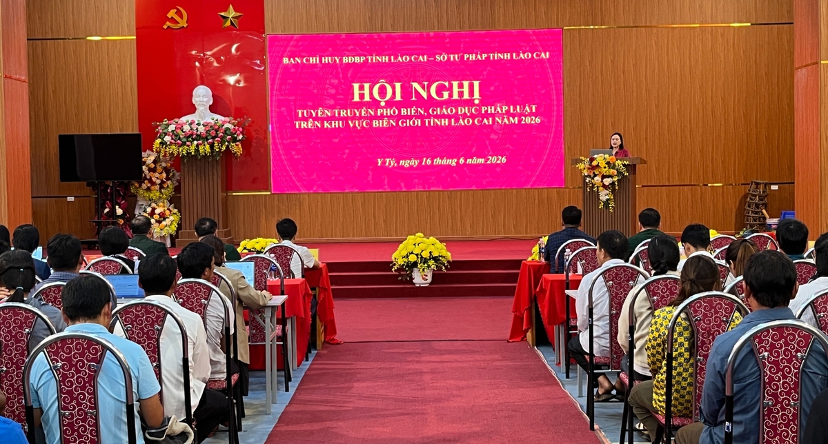 Lào Cai: Người dân biên giới học kỹ năng số và kiến thức pháp luật qua sân khấu hóa- Ảnh 3. Lào Cai: Người dân biên giới học kỹ năng số và kiến thức pháp luật qua sân khấu hóa- Ảnh 3.