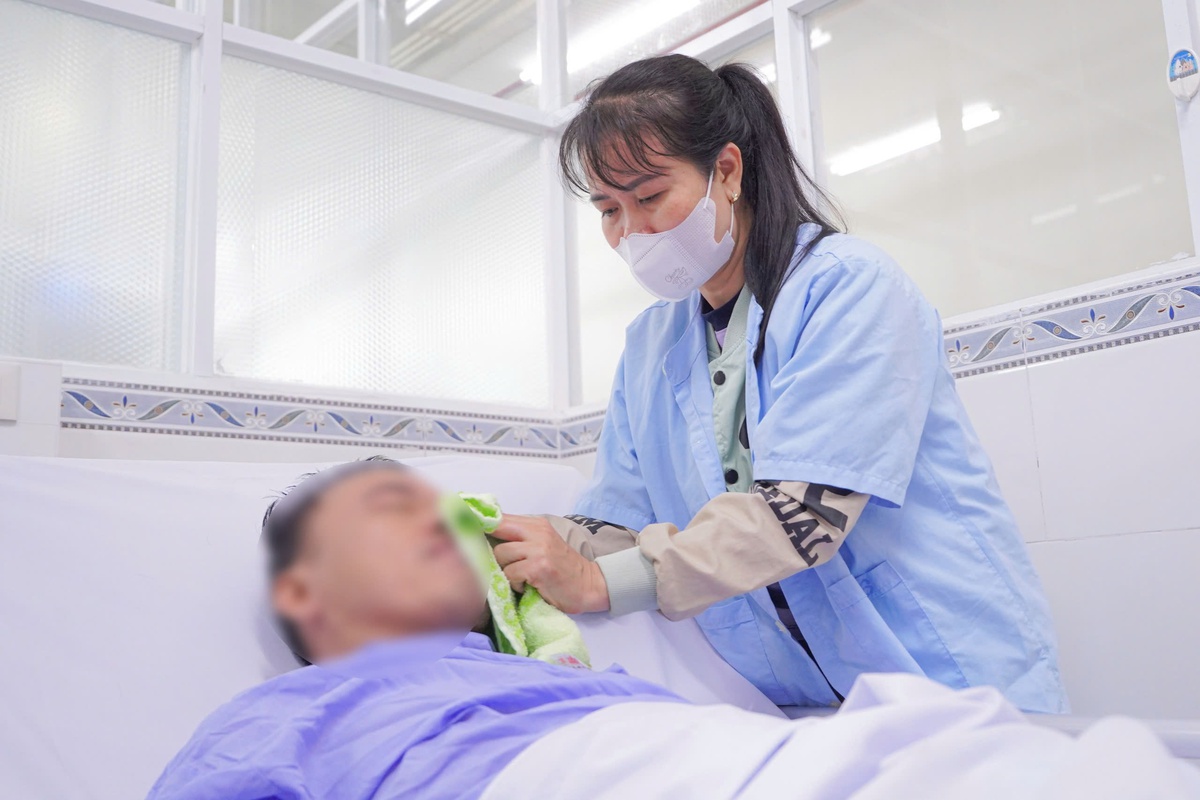 Người đàn ông bắt xe đến bệnh viện cấp cứu khi đột ngột bị chóng mặt, yếu tay chân - Ảnh 1.