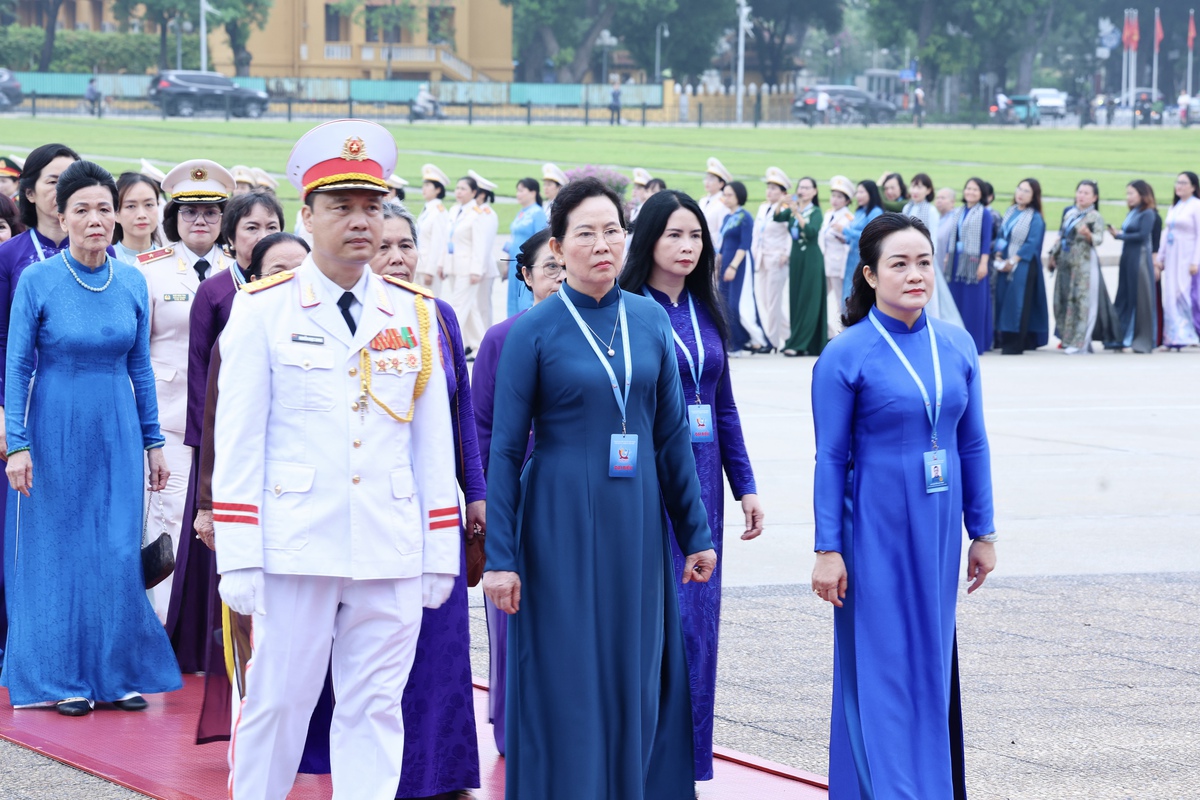 Đoàn Đại biểu dự Đại hội Phụ nữ toàn quốc lần thứ XIV vào Lăng viếng Chủ tịch Hồ Chí Minh- Ảnh 1. Đoàn Đại biểu dự Đại hội Phụ nữ toàn quốc lần thứ XIV vào Lăng viếng Chủ tịch Hồ Chí Minh - Ảnh 1.