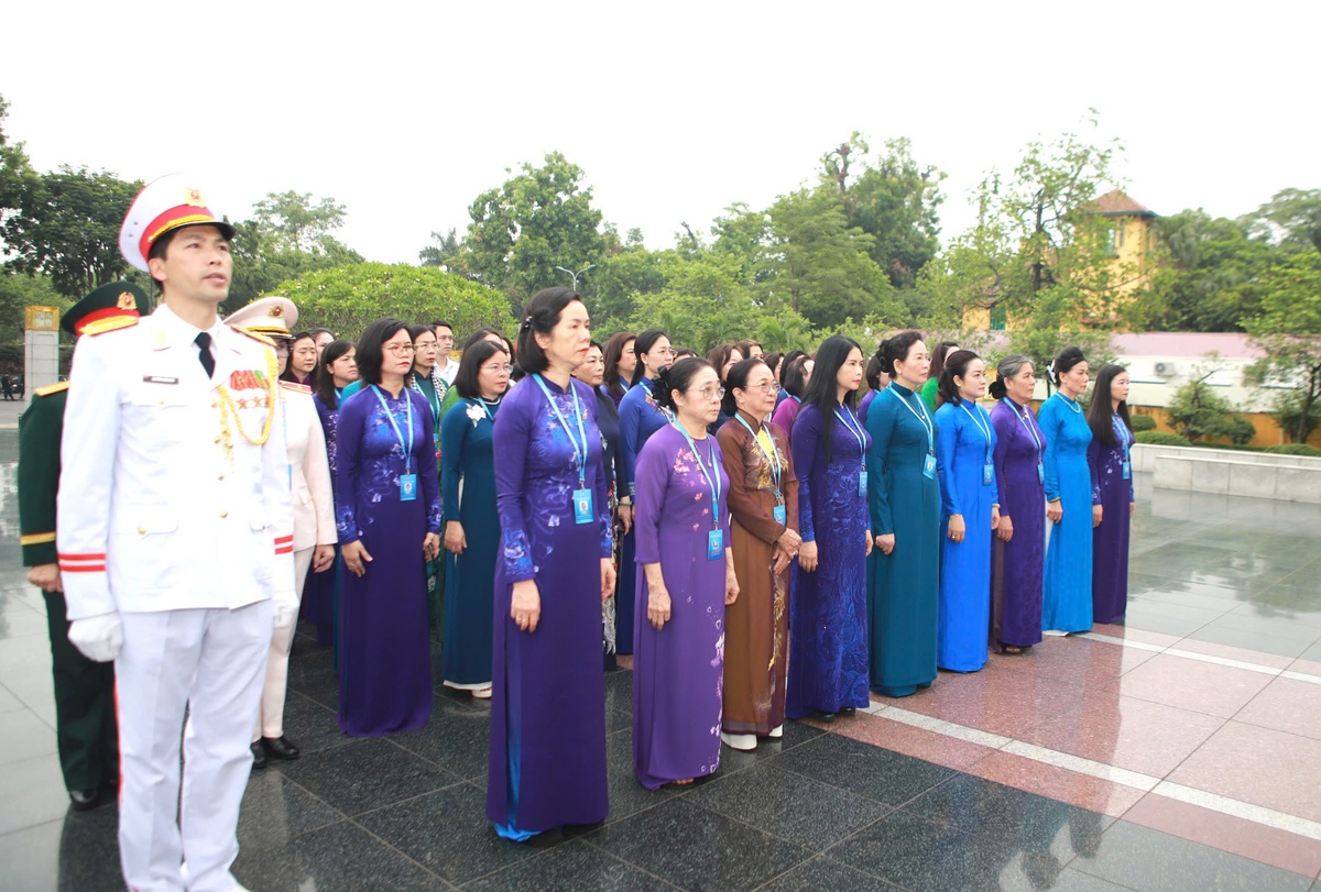 Đoàn Đại biểu dự Đại hội Phụ nữ toàn quốc lần thứ XIV vào Lăng viếng Chủ tịch Hồ Chí Minh- Ảnh 18. Đoàn Đại biểu dự Đại hội Phụ nữ toàn quốc lần thứ XIV vào Lăng viếng Chủ tịch Hồ Chí Minh - Ảnh 19.