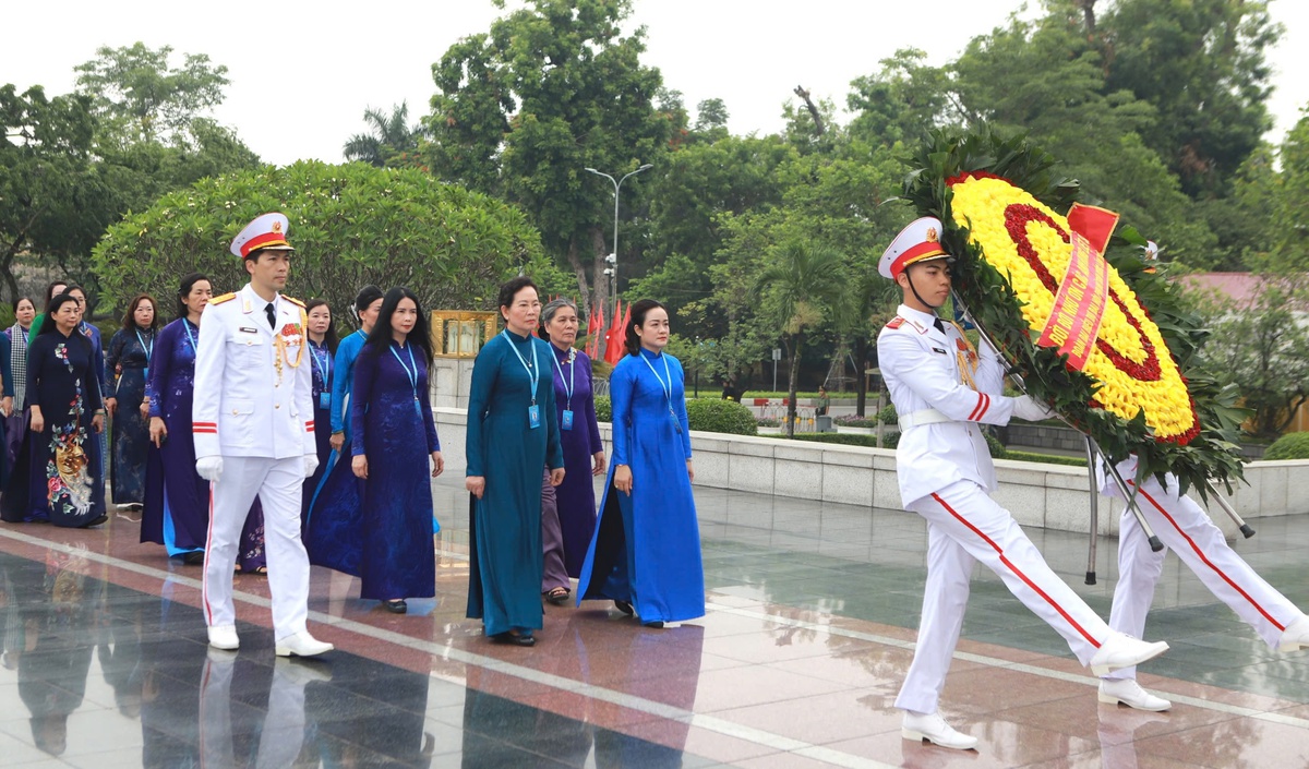 Đoàn Đại biểu dự Đại hội Phụ nữ toàn quốc lần thứ XIV vào Lăng viếng Chủ tịch Hồ Chí Minh- Ảnh 13. Đoàn Đại biểu dự Đại hội Phụ nữ toàn quốc lần thứ XIV vào Lăng viếng Chủ tịch Hồ Chí Minh - Ảnh 13.