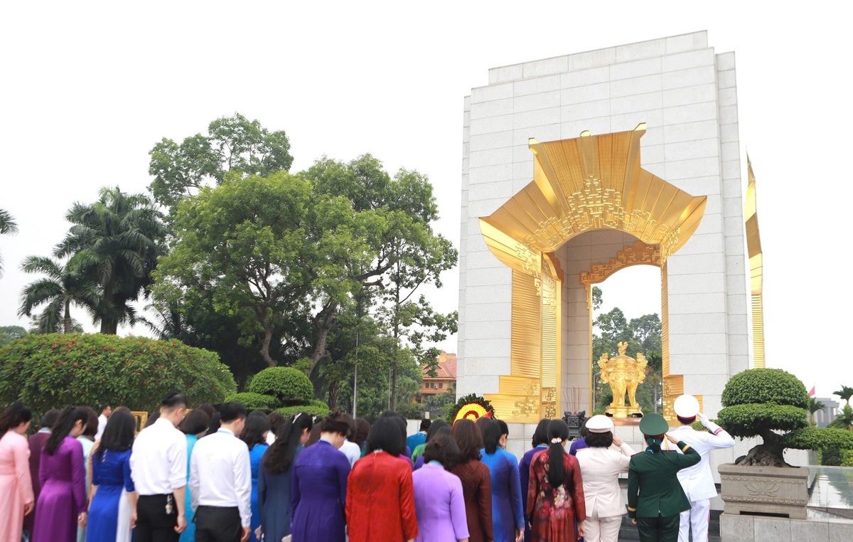 Đoàn Đại biểu dự Đại hội Phụ nữ toàn quốc lần thứ XIV vào Lăng viếng Chủ tịch Hồ Chí Minh - Ảnh 18.