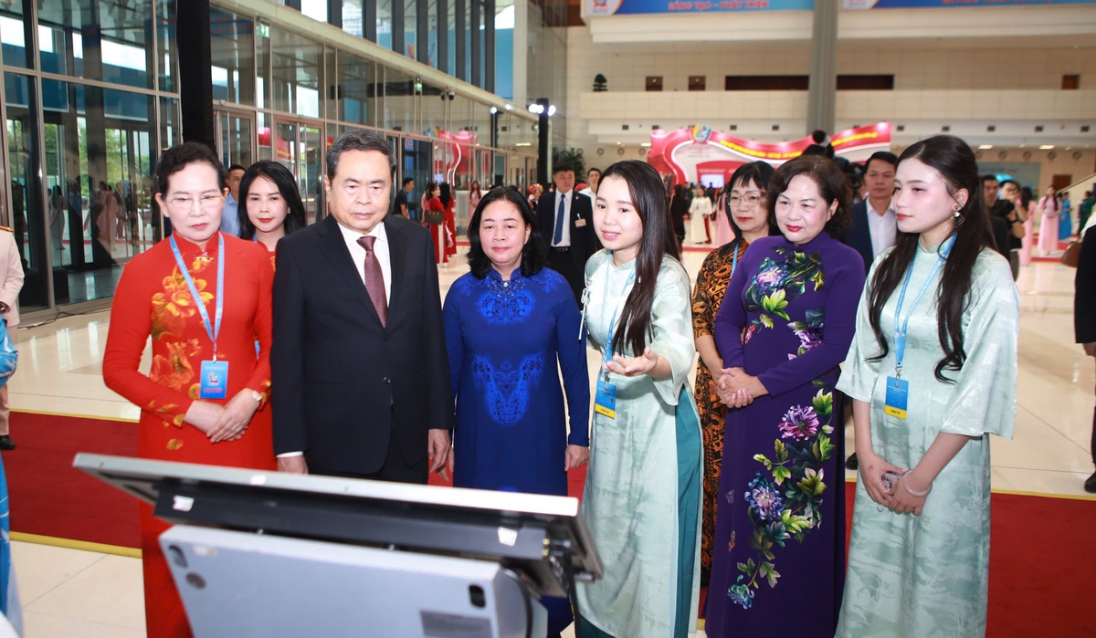 Chủ tịch Quốc hội: "Phụ nữ không chỉ tham gia mà phải kiến tạo tương lai đất nước" - Ảnh 1.