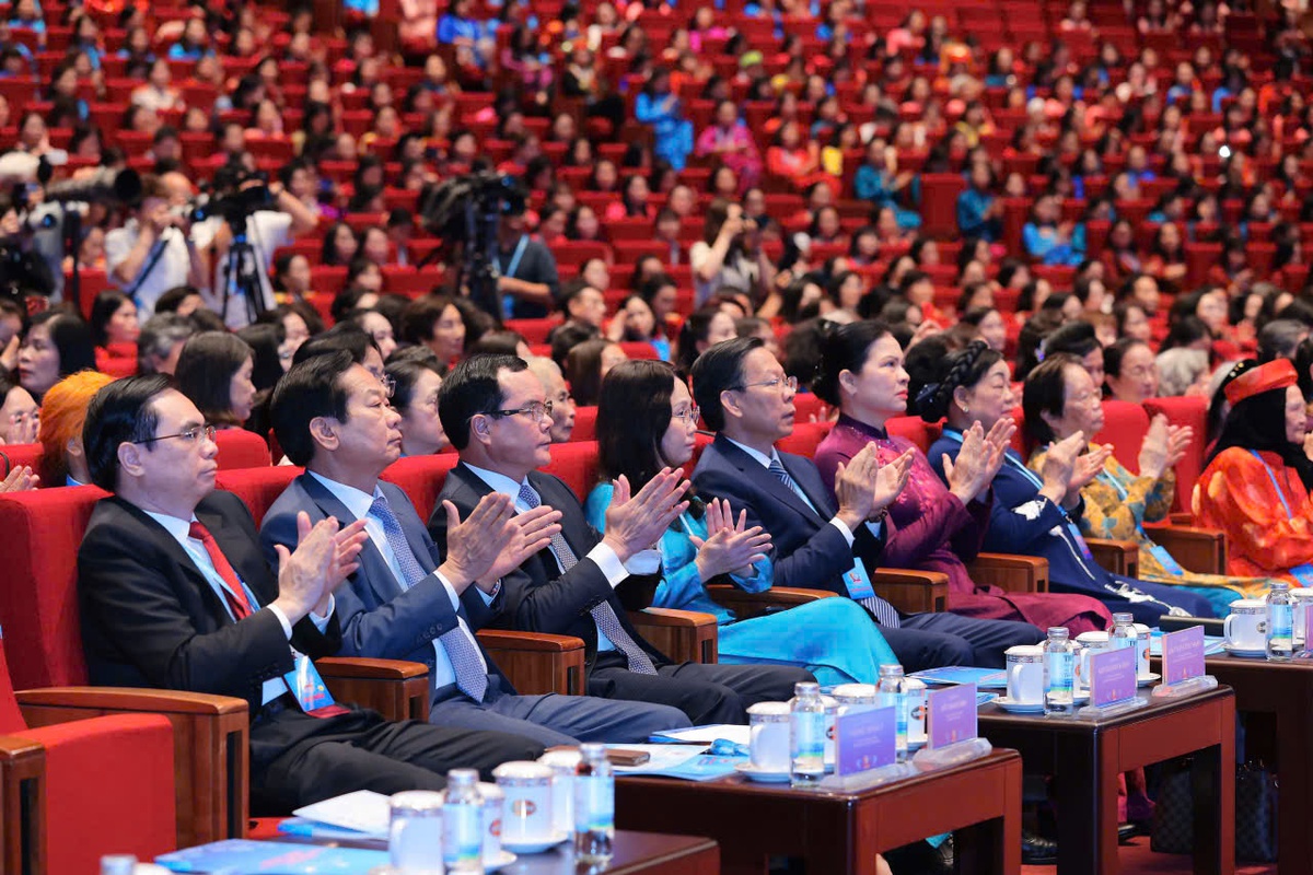 Chủ tịch Quốc hội: "Phụ nữ không chỉ tham gia mà phải kiến tạo tương lai đất nước" - Ảnh 2.