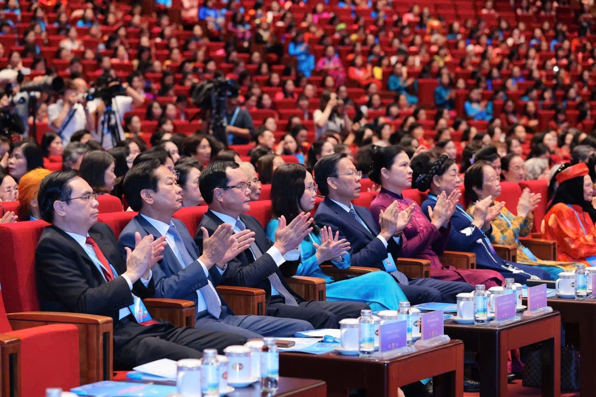 National Assembly Chairman: "Women must not only participate but also shape the country's future" - Ảnh 2.