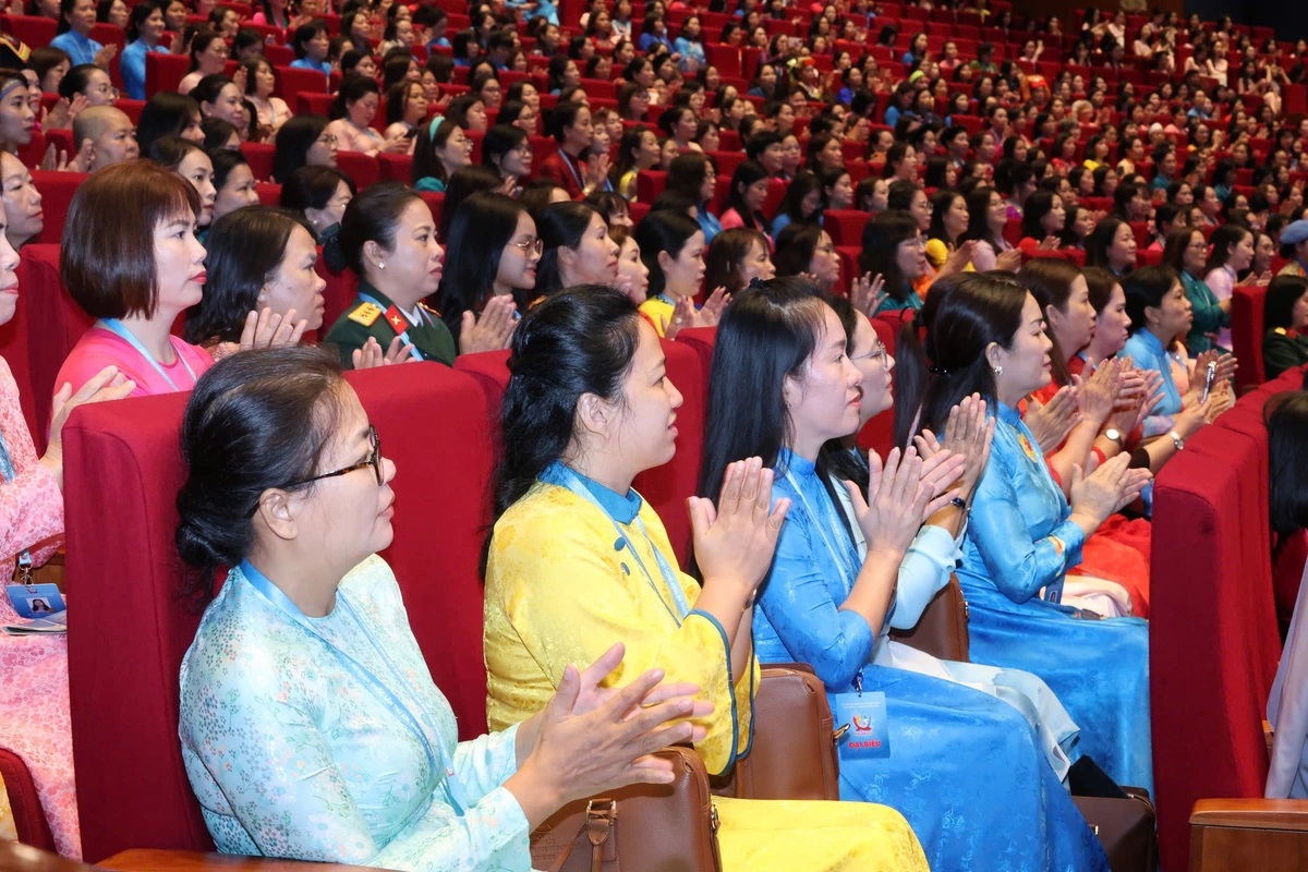 National Assembly Chairman: "Women must not only participate but also shape the country's future" - Ảnh 3.