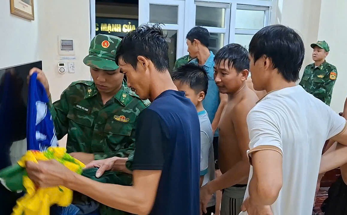Quảng Ninh: Cứu nạn công 9 thuyền viên tàu cá bị chìm do sóng to - Ảnh 1.