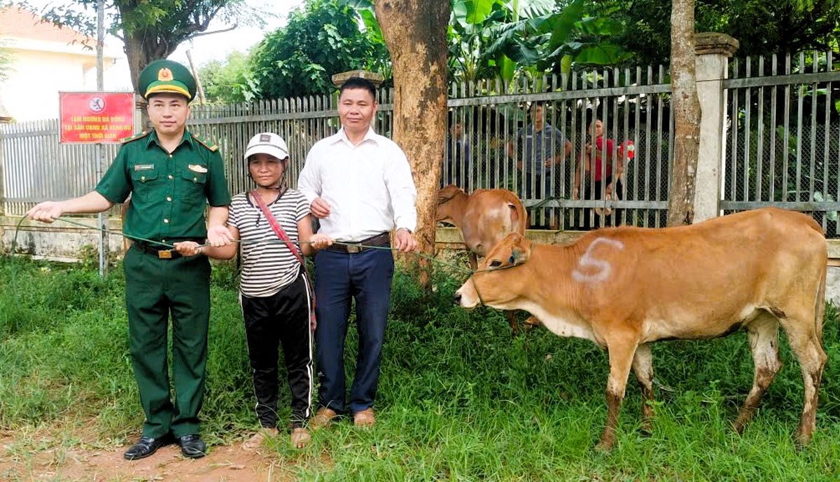 Trao 54 mô hình sinh kế cho hộ nghèo vùng biên Keng Đu- Ảnh 1.