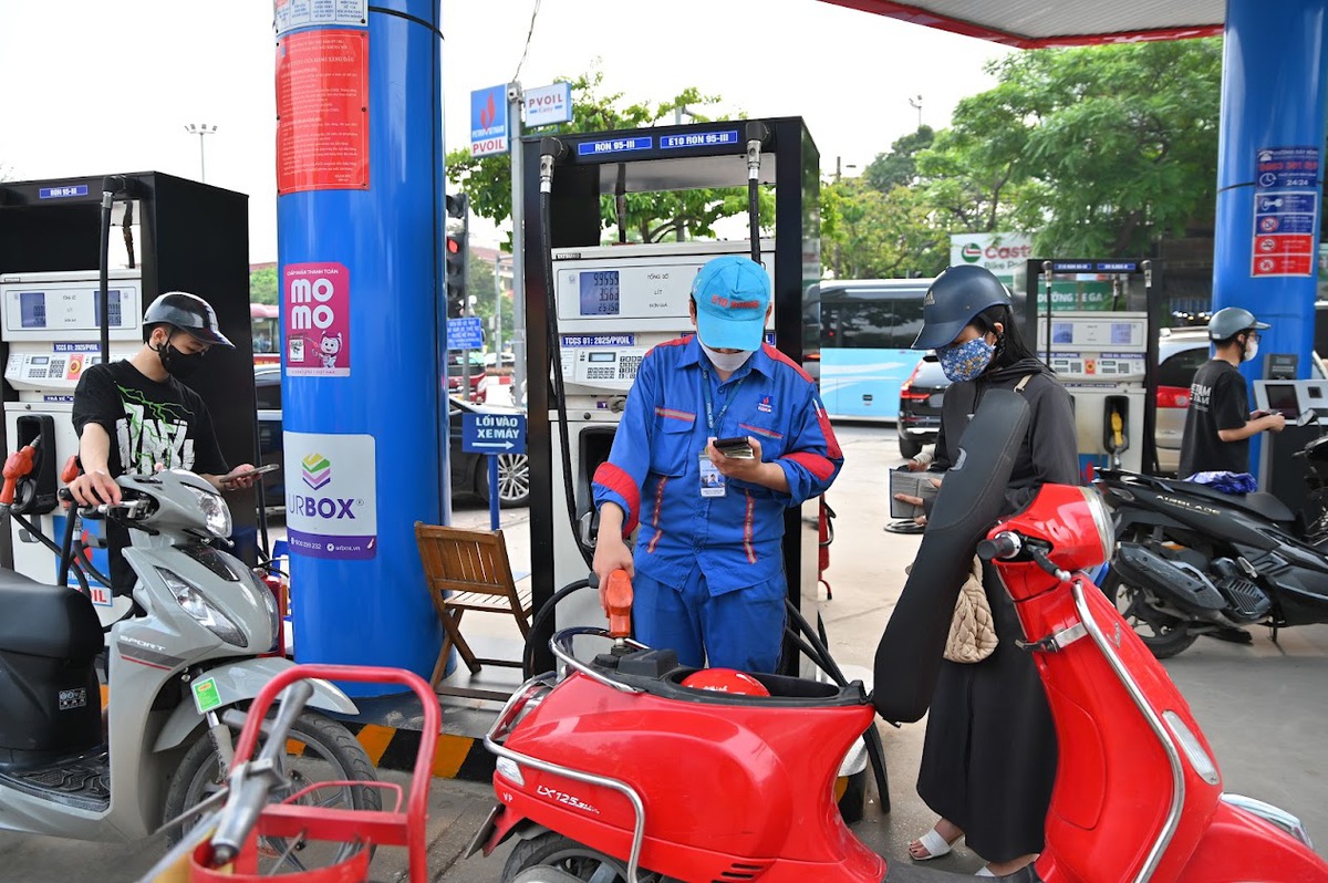 Giá xăng dầu giảm mạnh, xăng E10RON95-III chính thức có giá cơ sở- Ảnh 1.