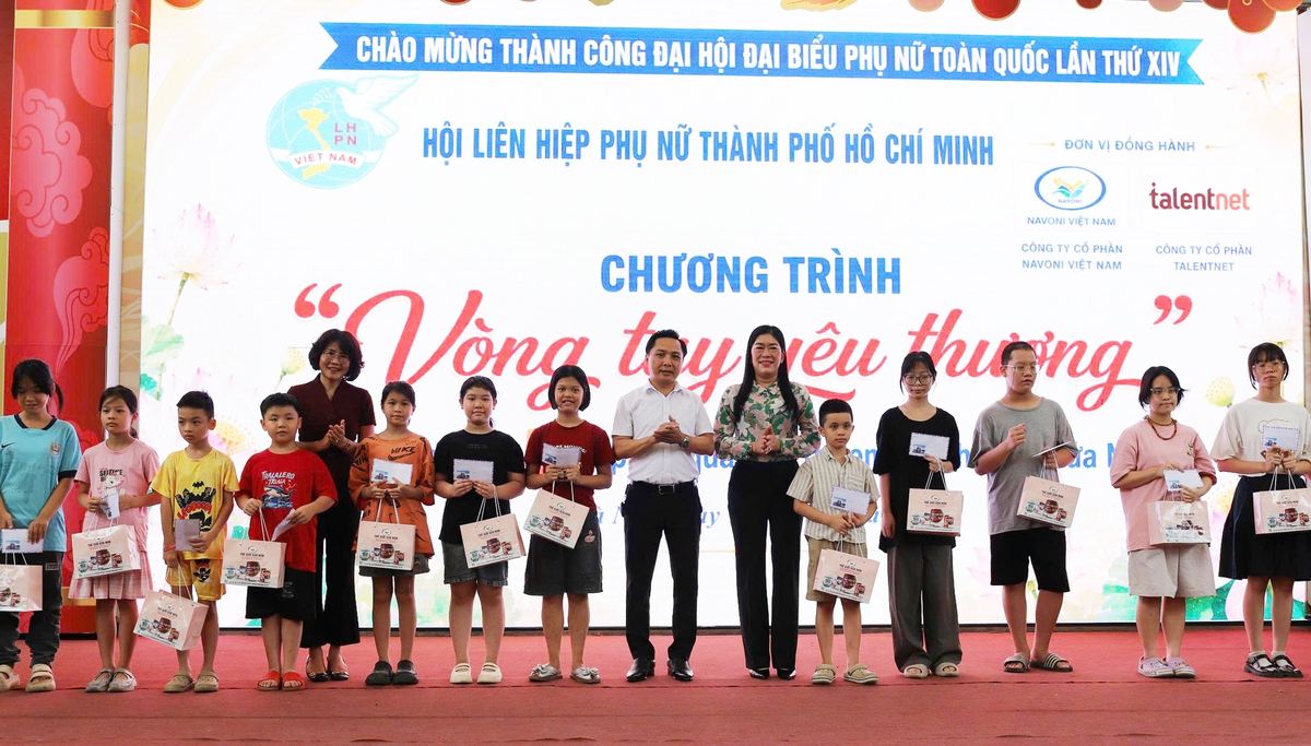 Hội LHPN TPHCM trao quà cho 50 trẻ em khó khăn tại Hà Nội - Ảnh 6.