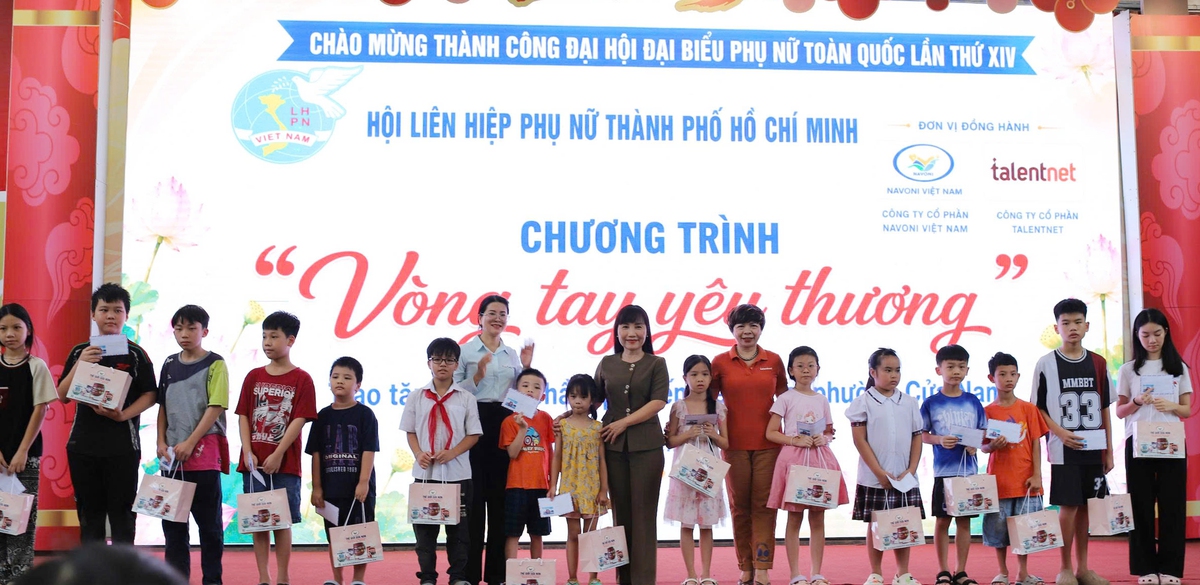 Hội LHPN TPHCM trao quà cho 50 trẻ em khó khăn tại Hà Nội - Ảnh 5.