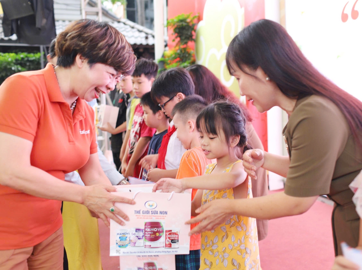 Hội LHPN TPHCM trao quà cho 50 trẻ em khó khăn tại Hà Nội - Ảnh 3.
