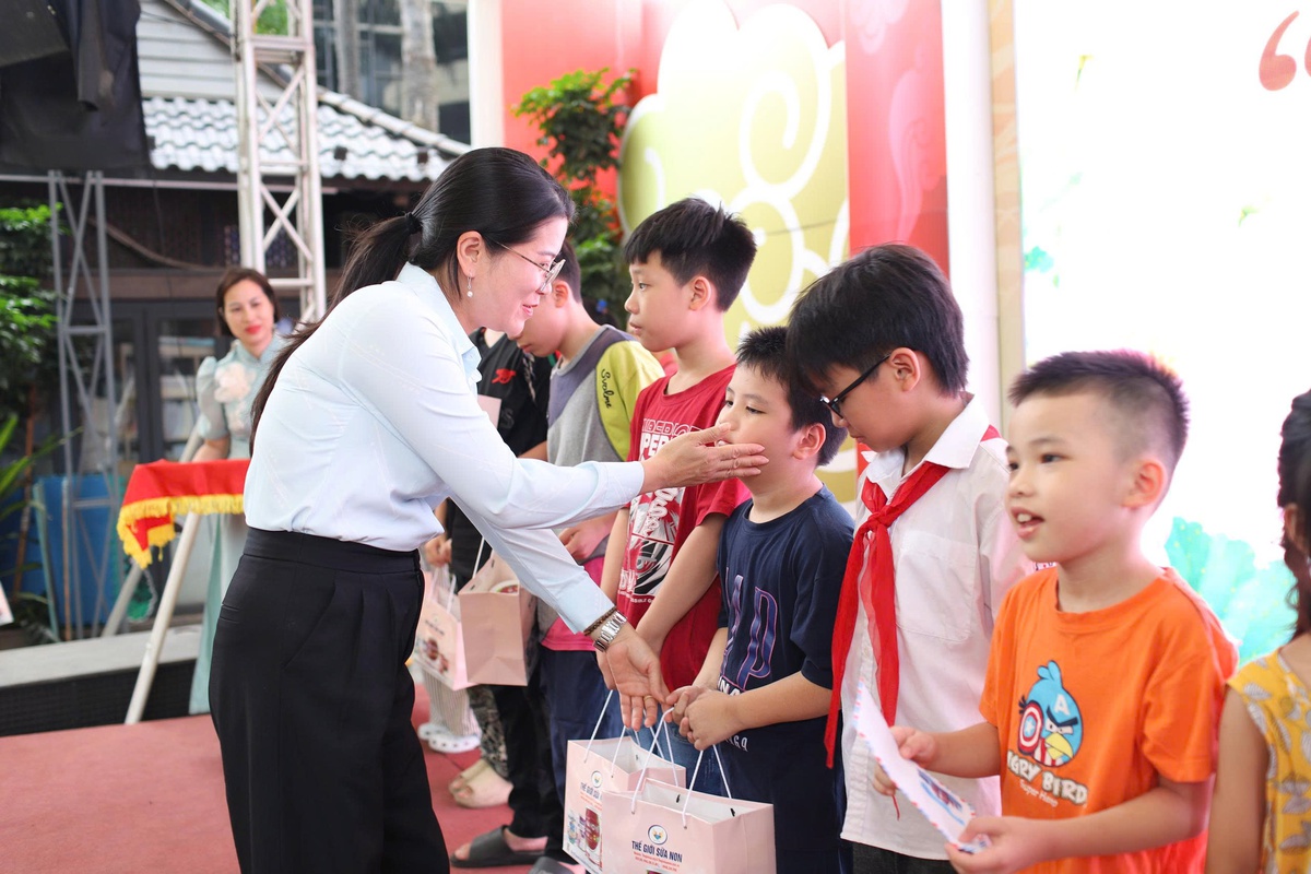 Hội LHPN TPHCM trao quà cho 50 trẻ em khó khăn tại Hà Nội - Ảnh 4.