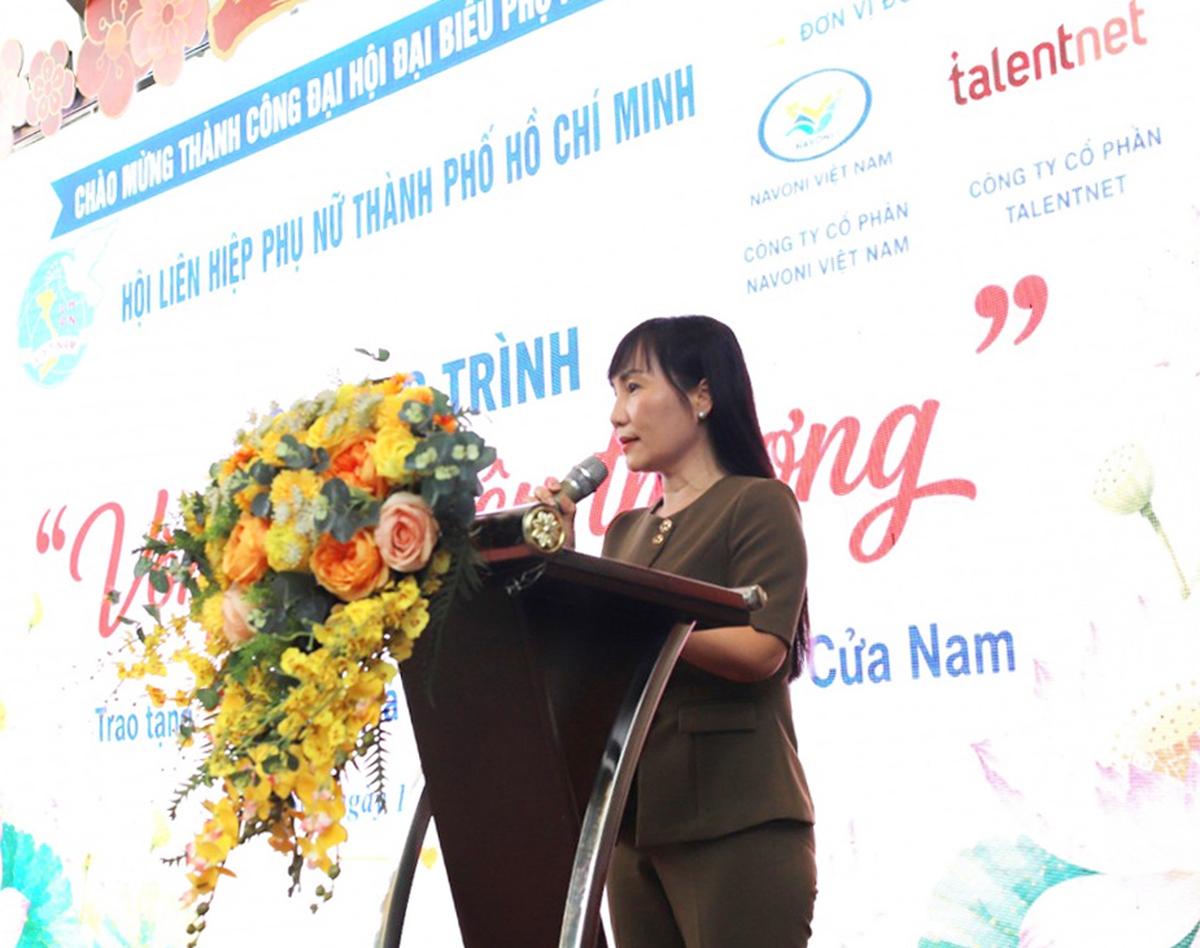Hội LHPN TPHCM trao quà cho 50 trẻ em khó khăn tại Hà Nội - Ảnh 1.