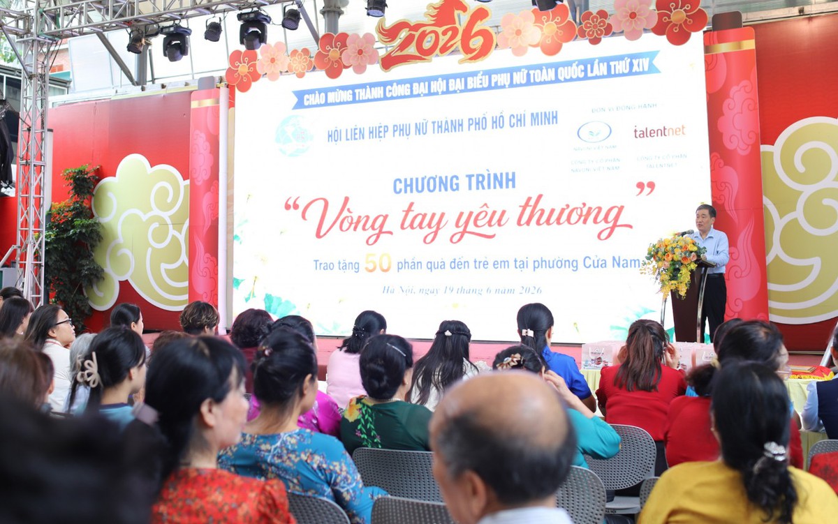 Hội LHPN TPHCM trao quà cho 50 trẻ em khó khăn tại Hà Nội - Ảnh 2.