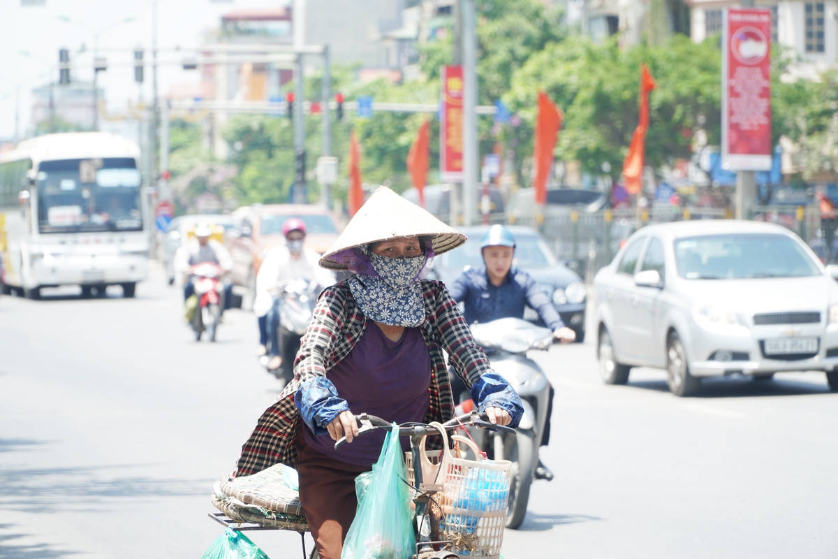 Nắng nóng cực đoan gia tăng, nhiều lao động ngoài trời chưa được bảo vệ an sinh - Ảnh 2.