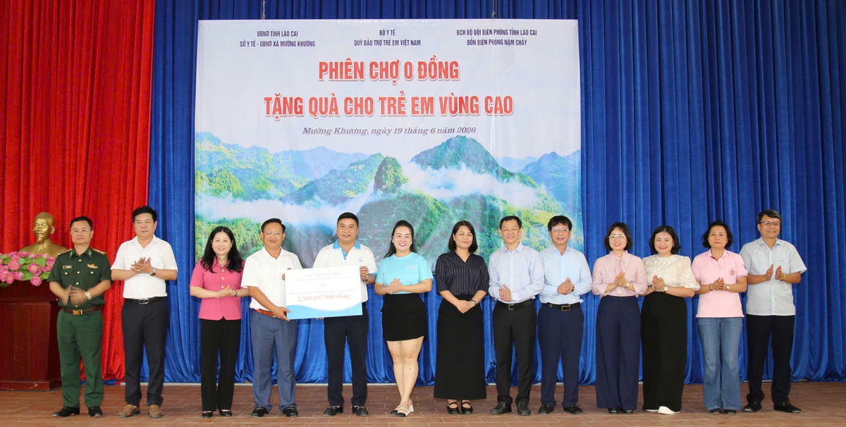 Ấm áp "Phiên chợ 0 đồng" tiếp sức cho trẻ em vùng cao Mường Khương - Lào Cai - Ảnh 5.
