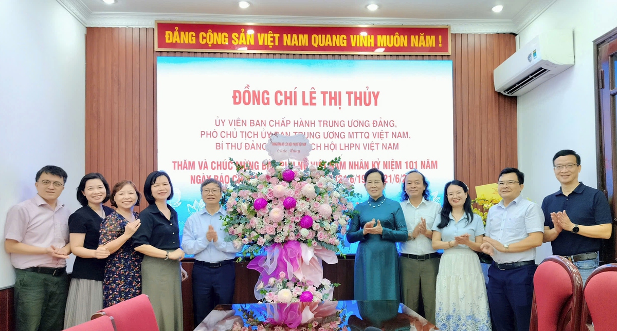 Chủ tịch Hội LHPN Việt Nam Lê Thị Thủy chúc mừng Báo Phụ nữ Việt Nam nhân Ngày Báo chí Cách mạng Việt Nam - Ảnh 2.