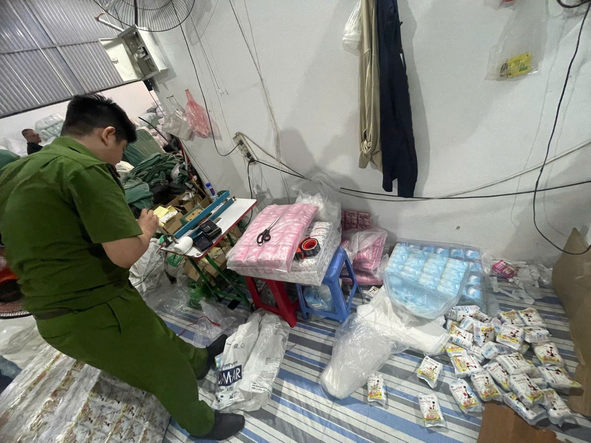 Khởi tố người phụ nữ sản xuất hơn 650.000 gói băng vệ sinh, bỉm giả- Ảnh 1. Khởi tố người phụ nữ sản xuất hơn 650.000 gói băng vệ sinh, bỉm giả- Ảnh 1.