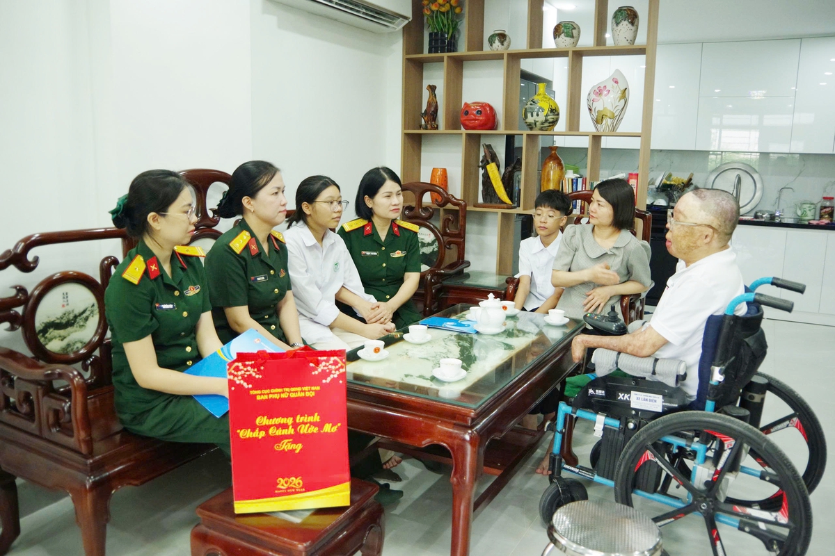 Cuộc gặp gỡ ấm áp giữa cán bộ, hội viên Hội Phụ nữ Ban Phụ nữ Quân đội và gia đình cháu Hải Yến Cuộc gặp gỡ ấm áp giữa cán bộ, hội viên Hội Phụ nữ Ban Phụ nữ Quân đội và gia đình cháu Hải Yến