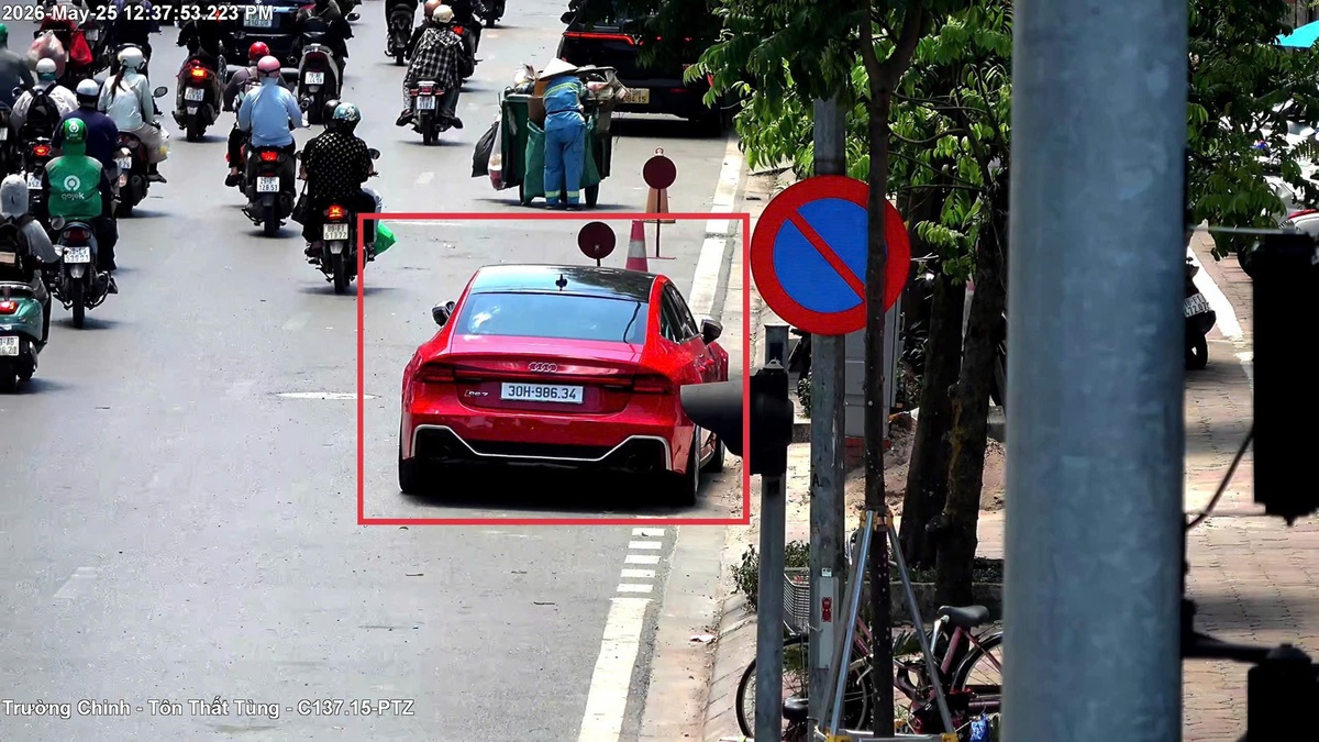 Công an Hà Nội dùng UAV giám sát, xử lý vi phạm trật tự đô thị từ trên cao- Ảnh 6. Công an Hà Nội dùng UAV giám sát, xử lý vi phạm trật tự đô thị từ trên cao- Ảnh 6.