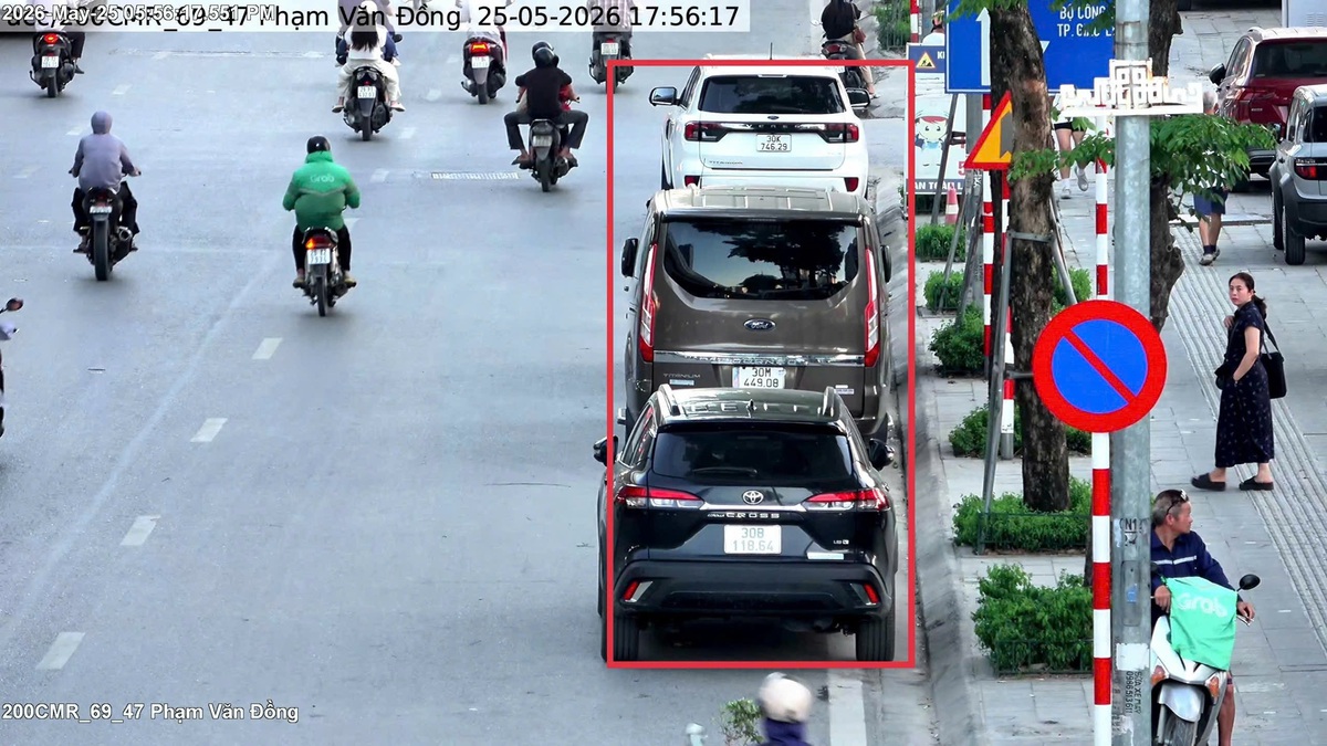 Công an Hà Nội dùng UAV giám sát, xử lý vi phạm trật tự đô thị từ trên cao- Ảnh 7. Công an Hà Nội dùng UAV giám sát, xử lý vi phạm trật tự đô thị từ trên cao- Ảnh 7.