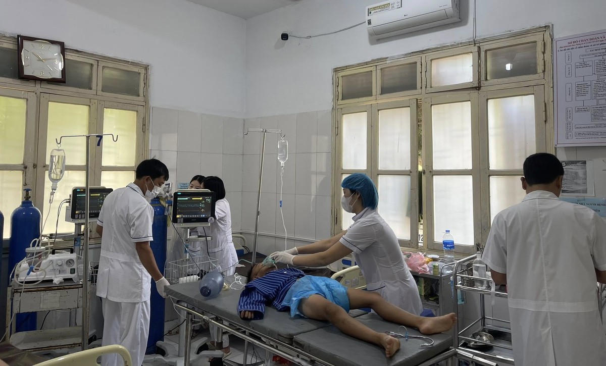 Tắm sông, 2 trẻ nhỏ bị đuối nước nguy kịch - Ảnh 1.