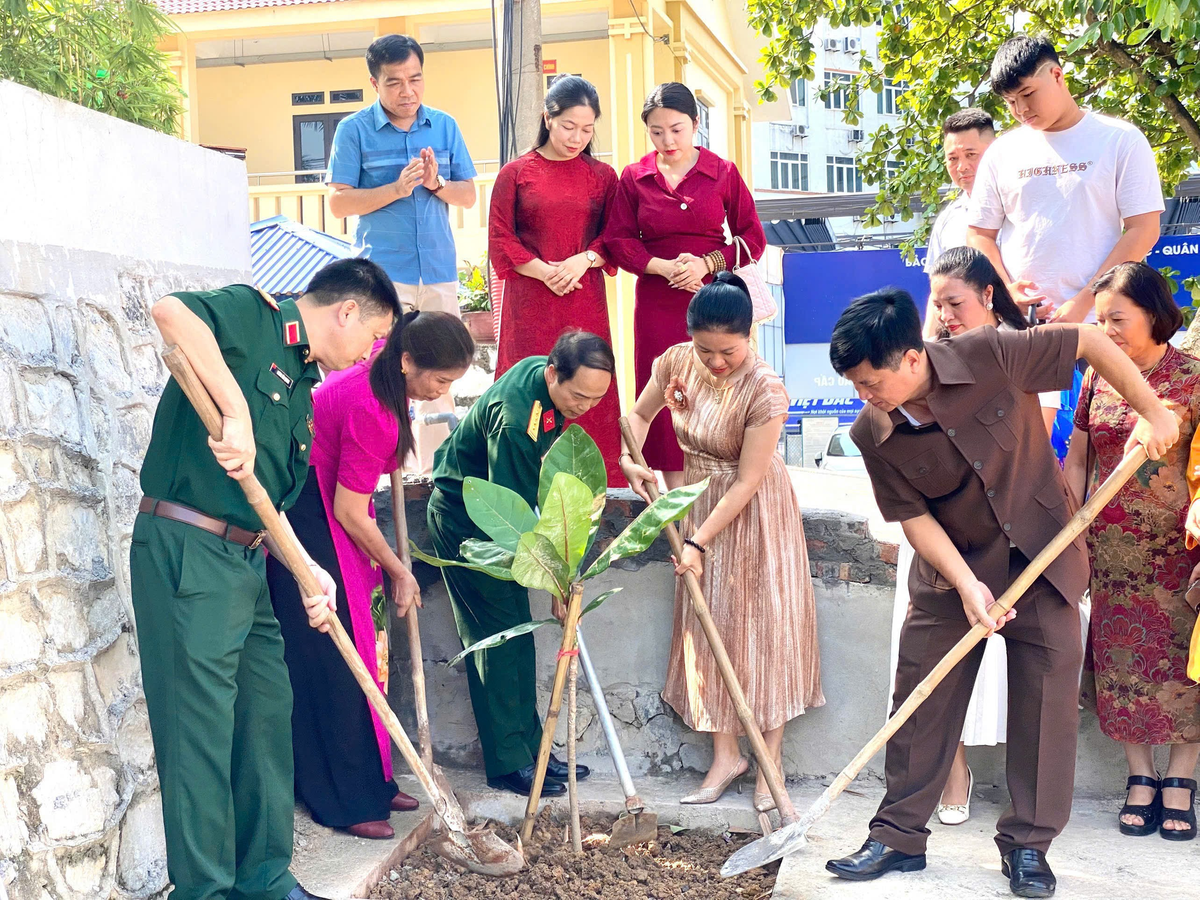 Thiếu tướng- Phó Chính ủy Bộ Tư lệnh Quân khu 1 Dương Văn Quang và ông Phan Hồng Thủy - Phó Vụ trưởng Vụ Pháp chế Bộ Dân tộc và Tôn giáo cùng các đại biểu trồng cây bàng vuông Trường Sa Thiếu tướng- Phó Chính ủy Bộ Tư lệnh Quân khu 1 Dương Văn Quang và ông Phan Hồng Thủy - Phó Vụ trưởng Vụ Pháp chế Bộ Dân tộc và Tôn giáo cùng các đại biểu trồng cây bàng vuông Trường Sa
